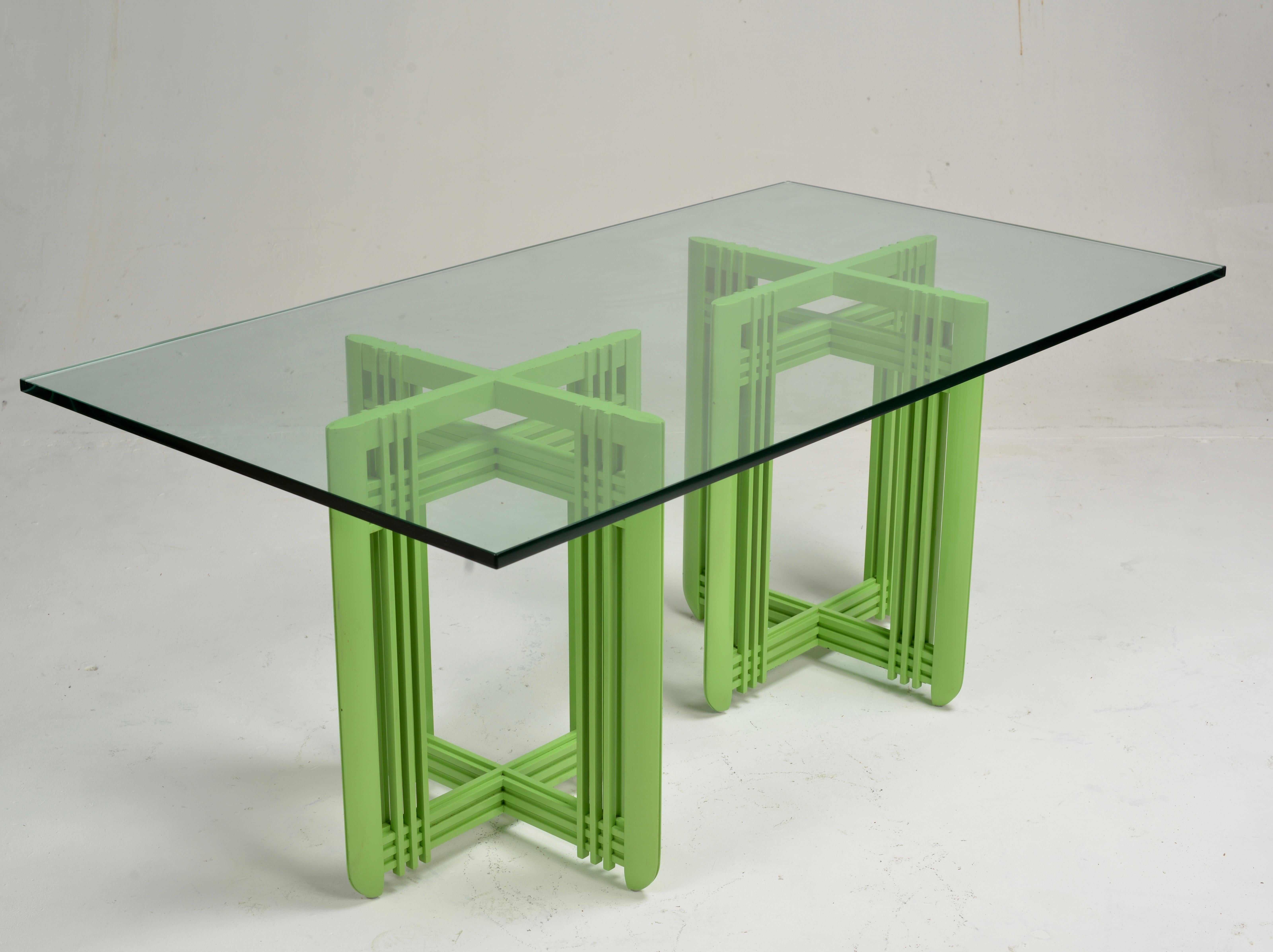 1990s Post Mesa de comedor moderna con tapa de cristal biselado finales del siglo XX en venta