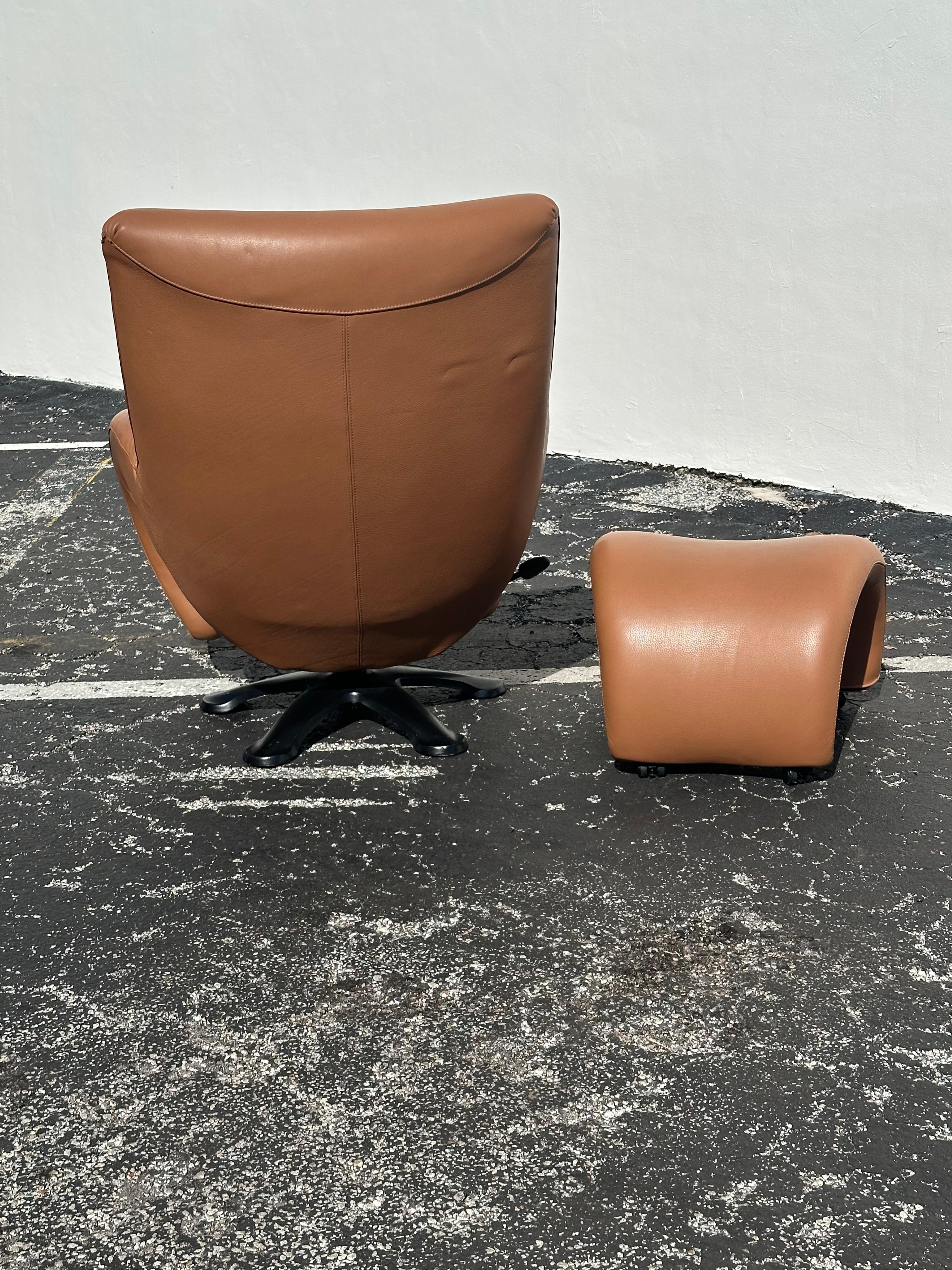1990er Jahre Post Modern Leolux Skulpturaler Leder-Drehstuhl mit Ottomane, 2er-Set im Angebot 1