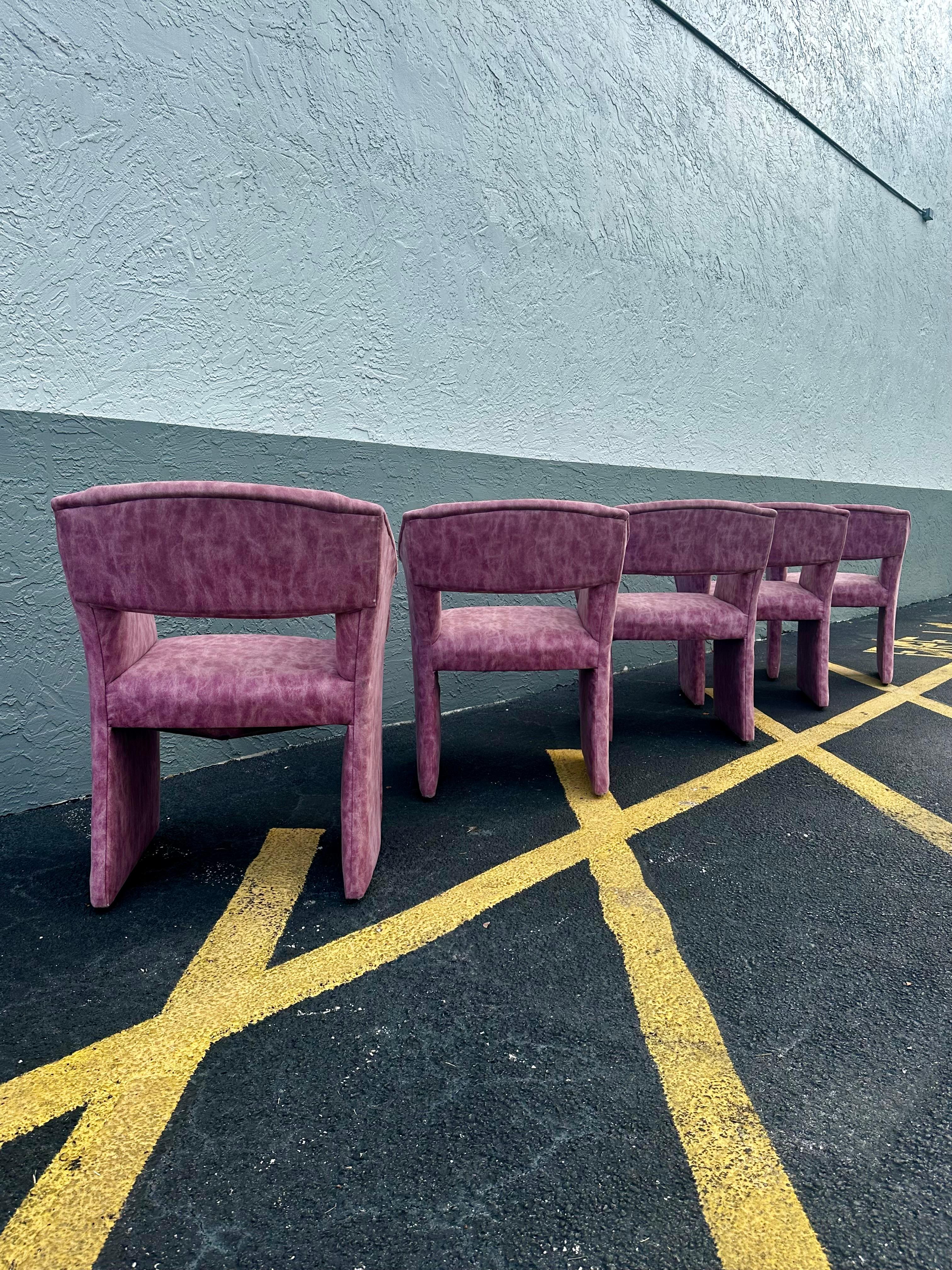 1990 Post Modern Muave Sculptural Dining Chairs, Set of 5 Castors en vente 4