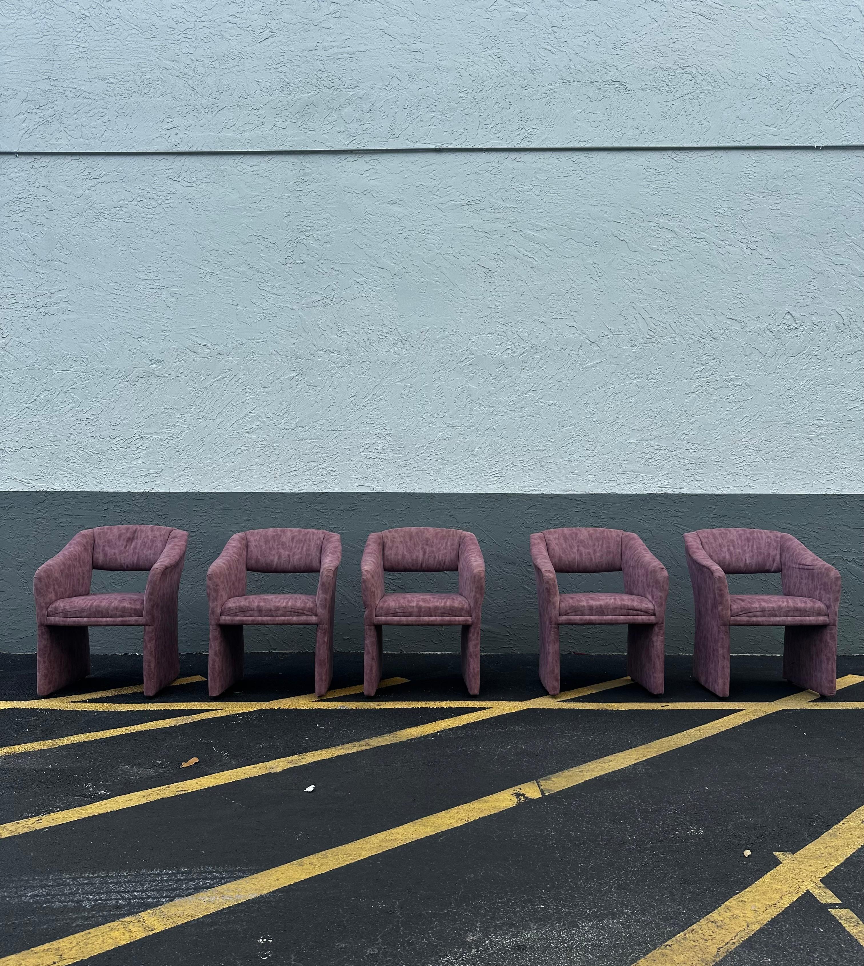 Cet ensemble de cinq chaises de salle à manger post modern fait forte impression. La forme unique garantit que les pièces sont belles à la fois de l'avant et de l'arrière, ce qui est essentiel pour toute chaise de salle à manger. Ils sont tout aussi