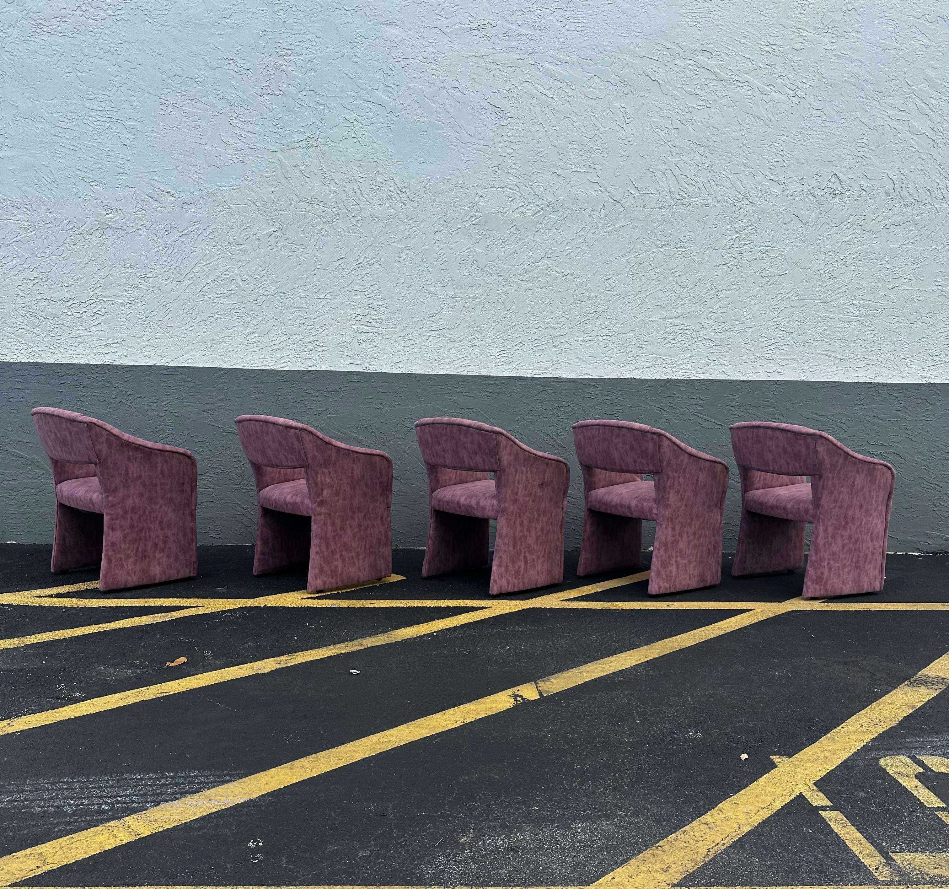 Postmoderne 1990 Post Modern Muave Sculptural Dining Chairs, Set of 5 Castors en vente