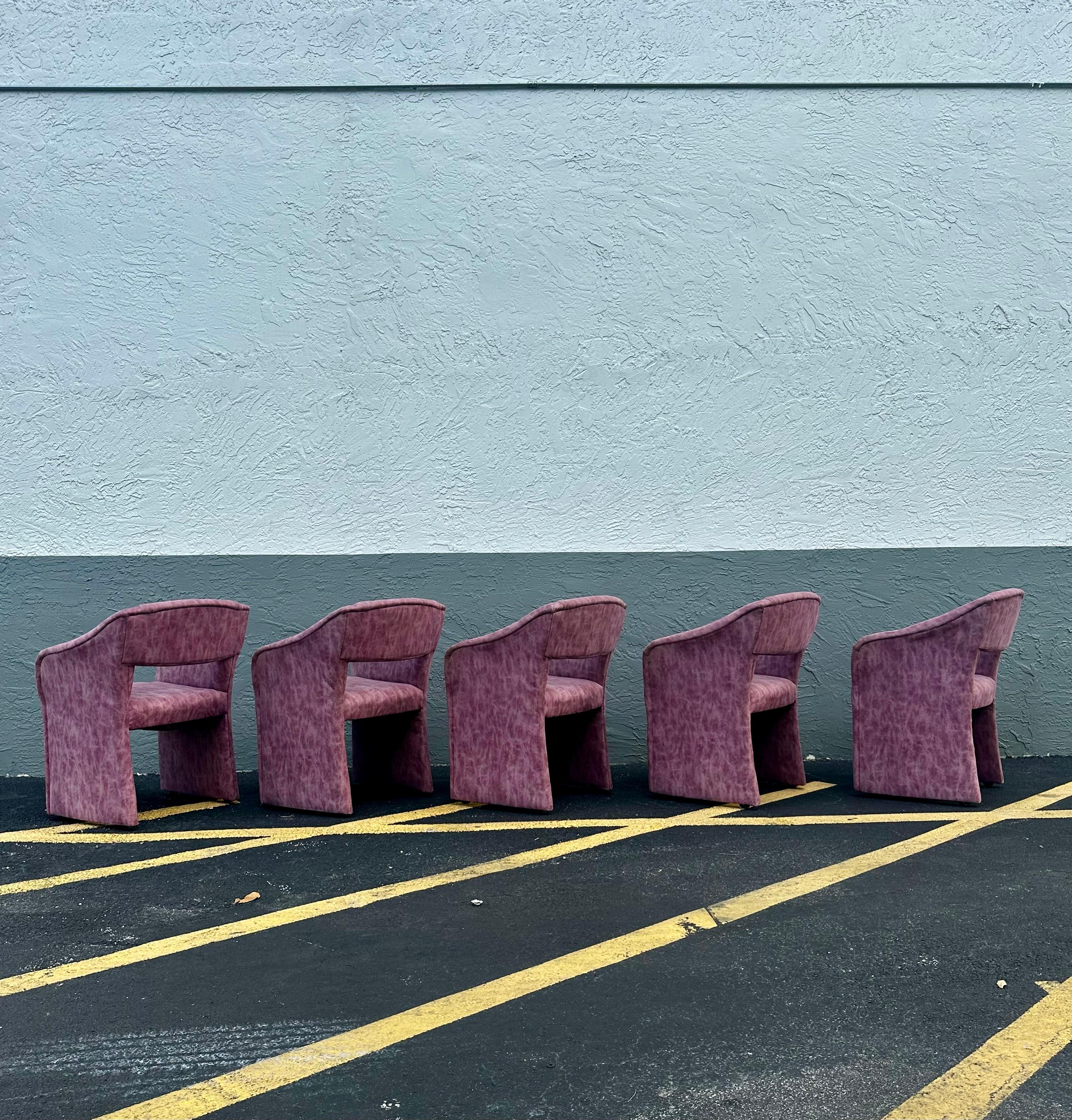 Américain 1990 Post Modern Muave Sculptural Dining Chairs, Set of 5 Castors en vente