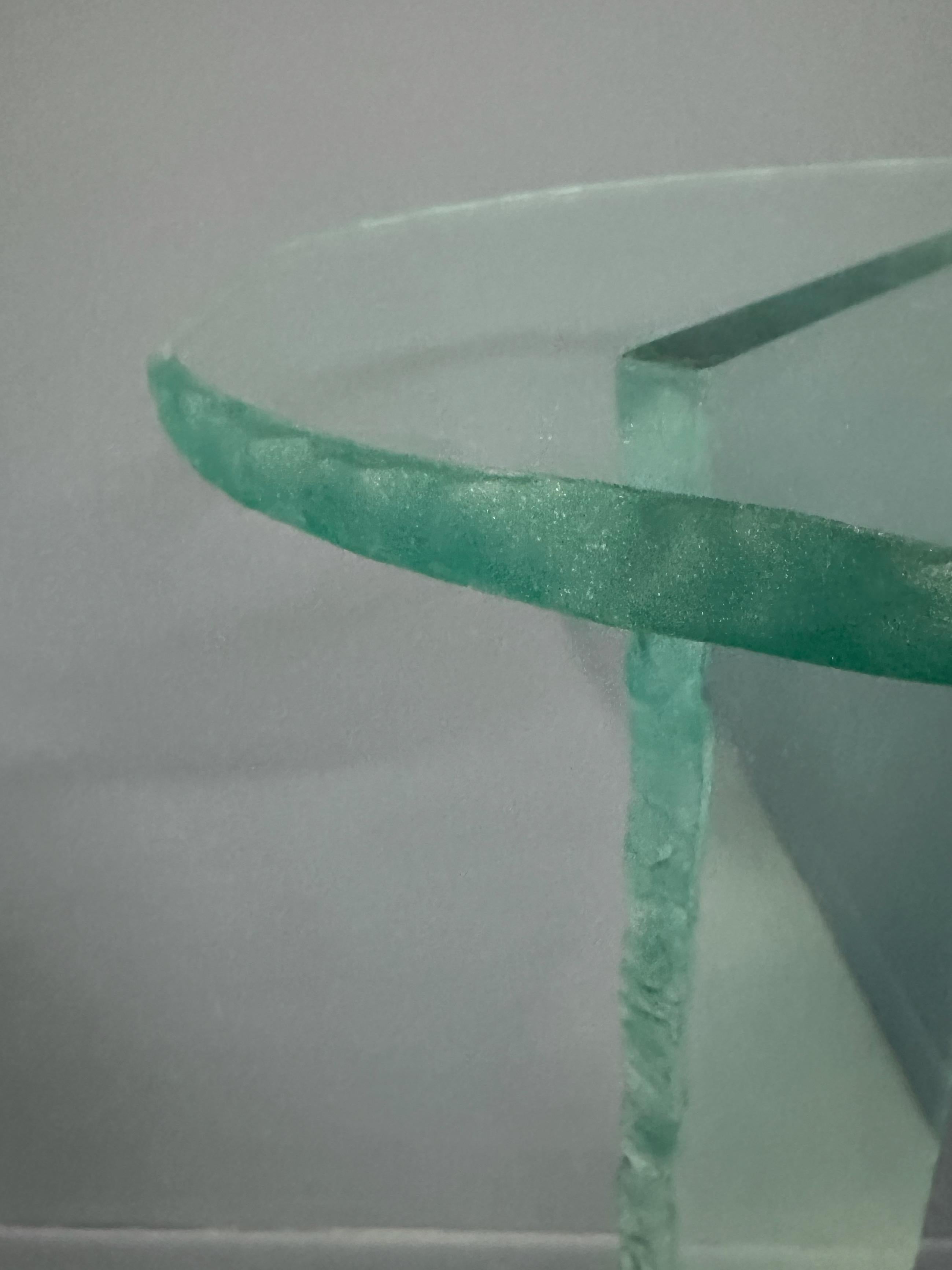 1990s Post Modern Rough Edge Glass Pedestal Vidrio en venta