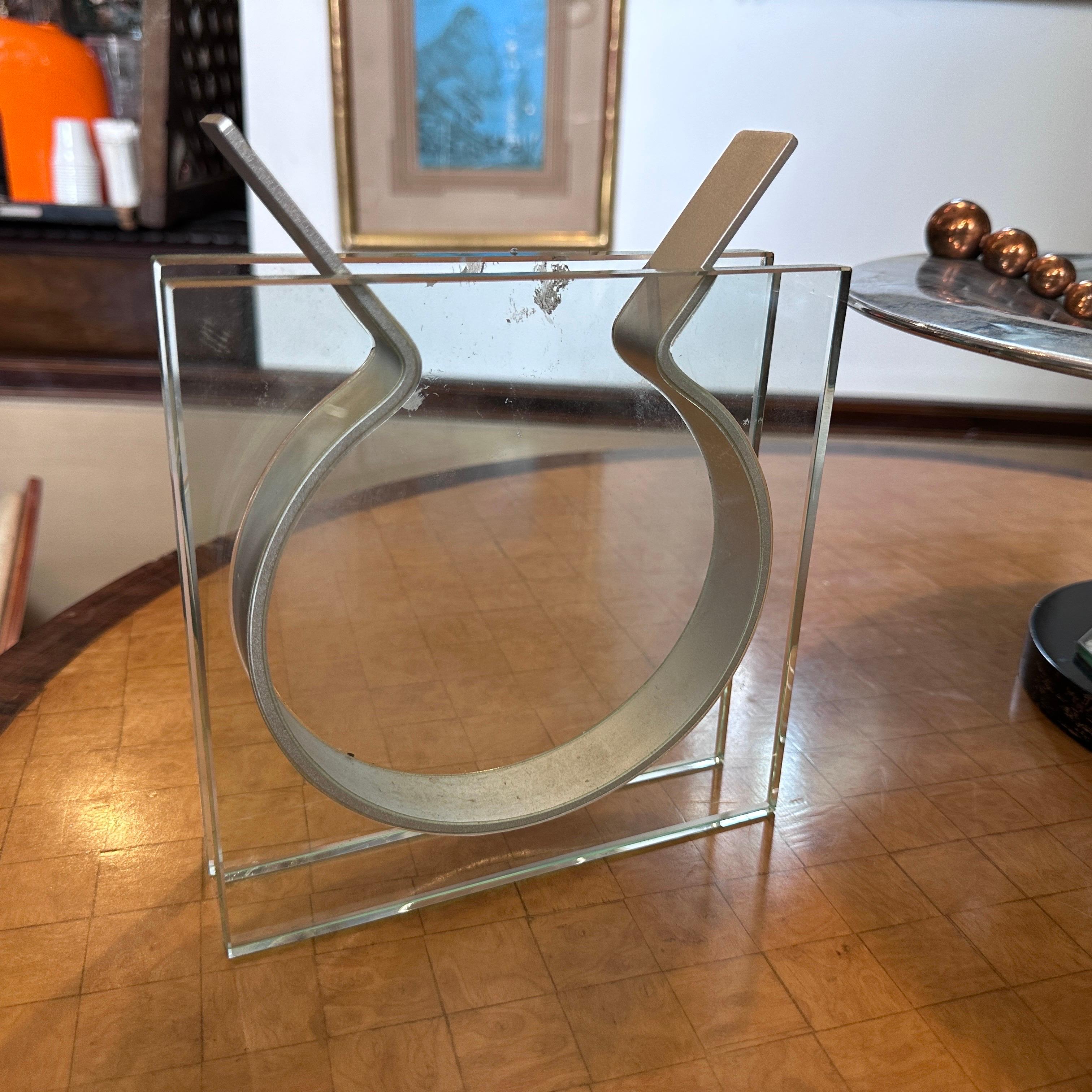 Postmoderne Vase de design italien en verre et métal post-moderne des années 1990 en vente