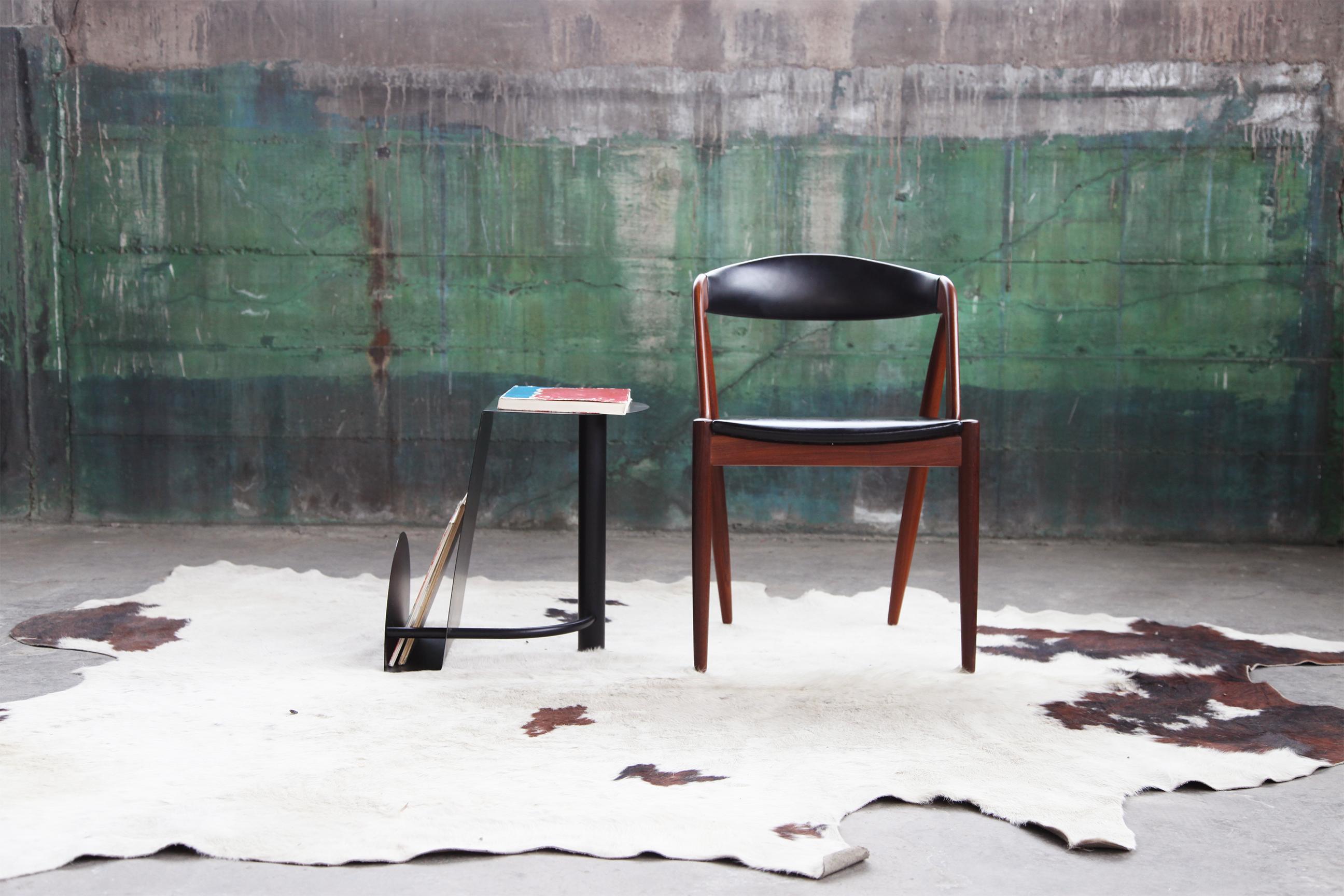 Mid-Century Modern 1990 Postmoderne Métal Noir Table de Fin de Siècle Porte-Magazines MCM en vente