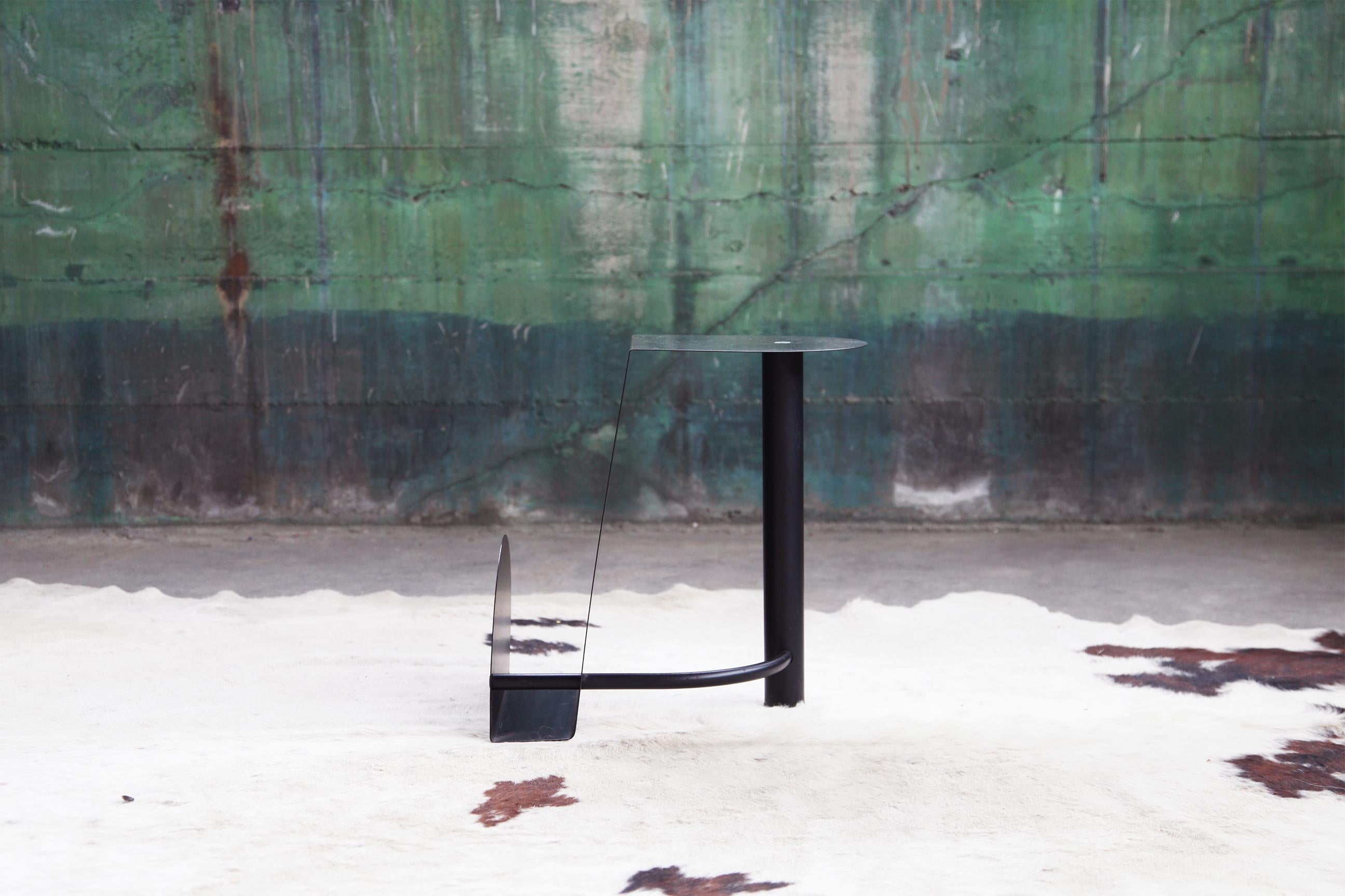 italien 1990 Postmoderne Métal Noir Table de Fin de Siècle Porte-Magazines MCM en vente