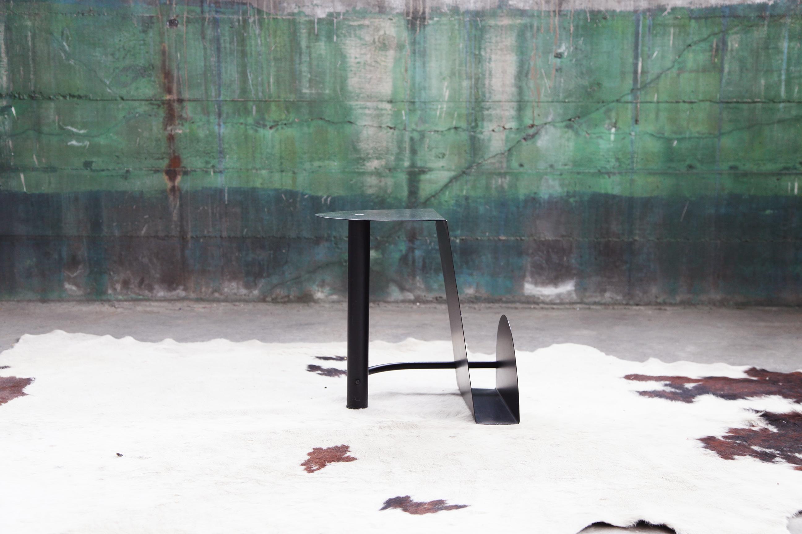 1990 Postmoderne Métal Noir Table de Fin de Siècle Porte-Magazines MCM Bon état - En vente à Madison, WI