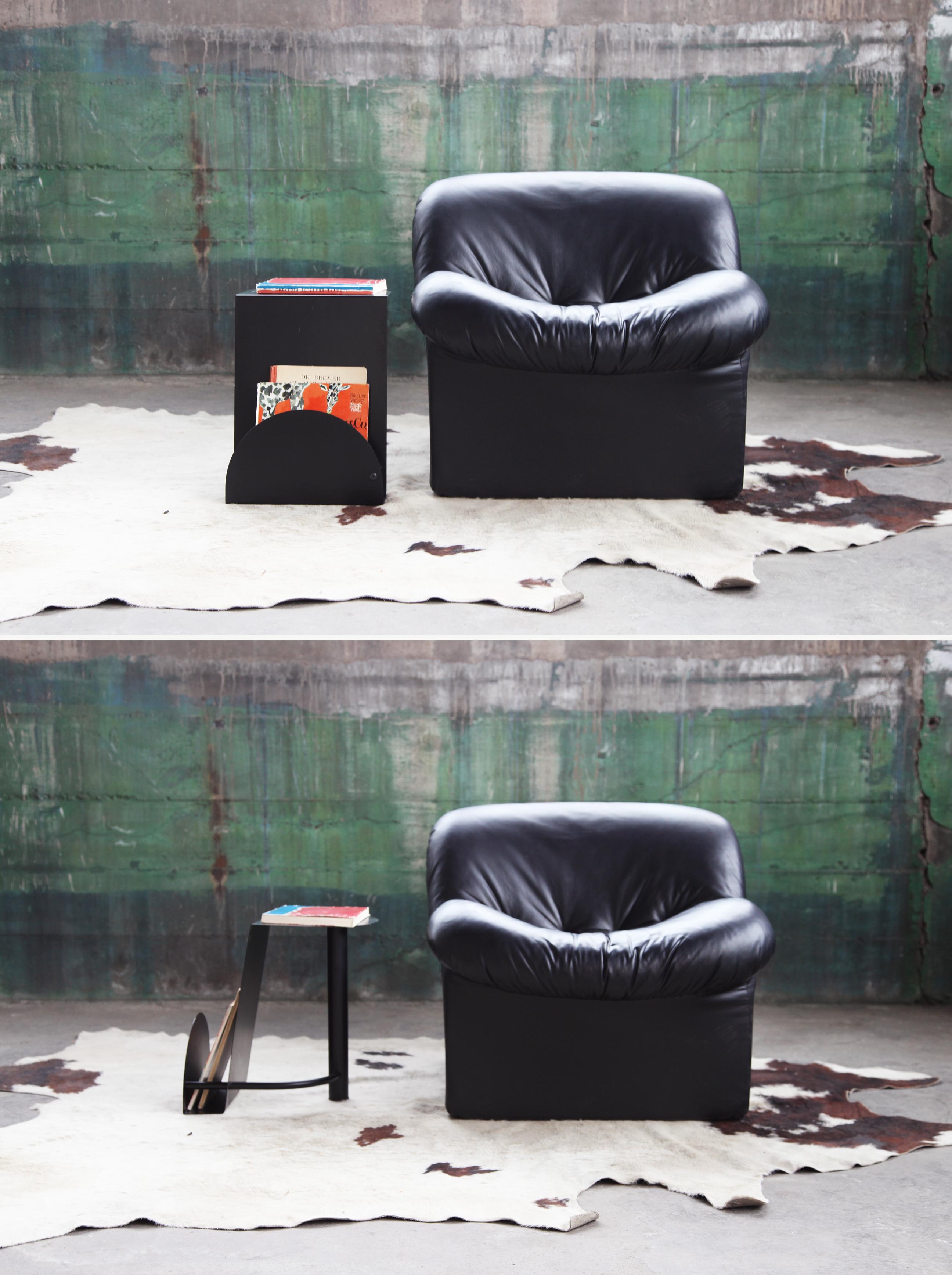 20ième siècle 1990 Postmoderne Métal Noir Table de Fin de Siècle Porte-Magazines MCM en vente