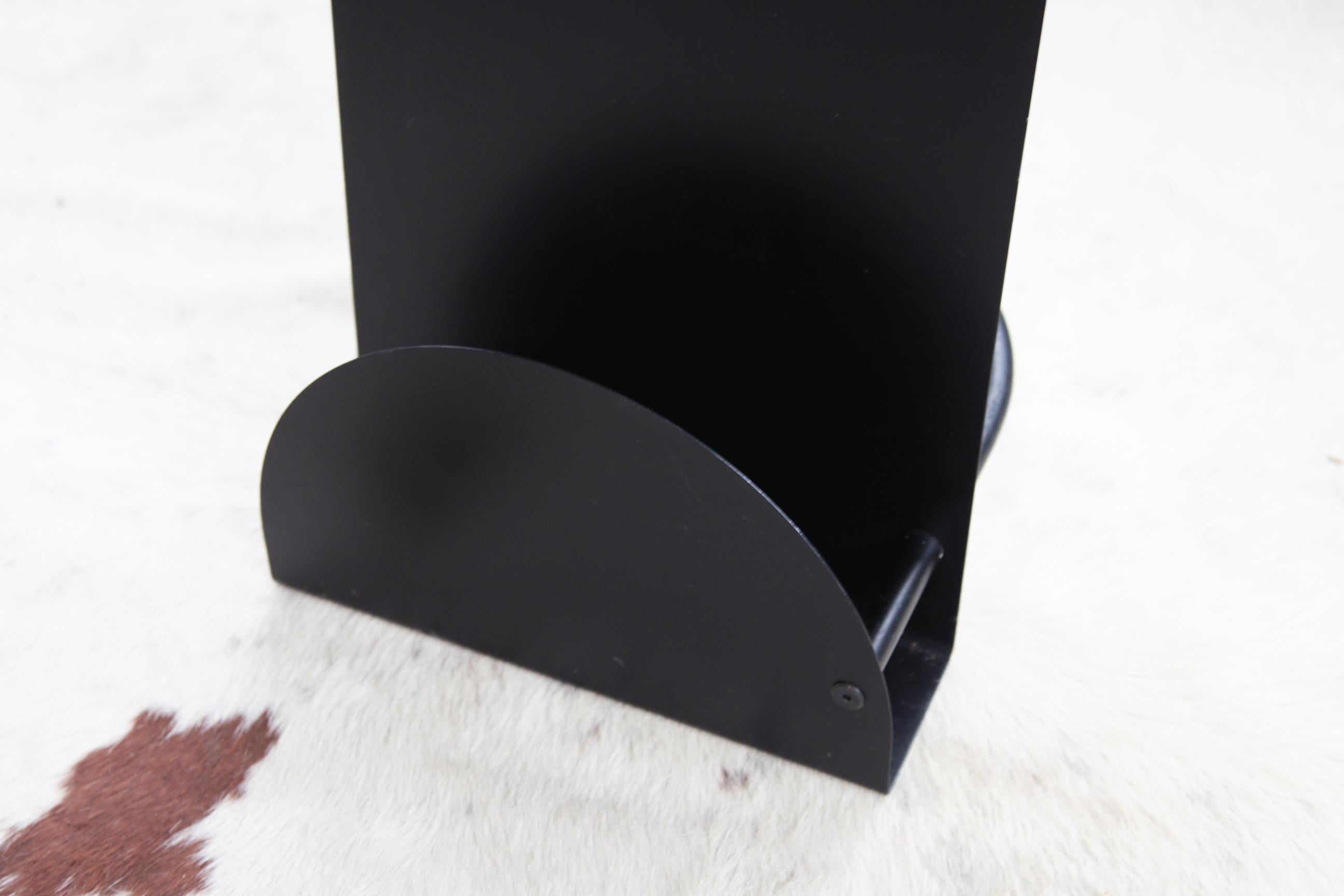 1990 Postmoderne Métal Noir Table de Fin de Siècle Porte-Magazines MCM en vente 1