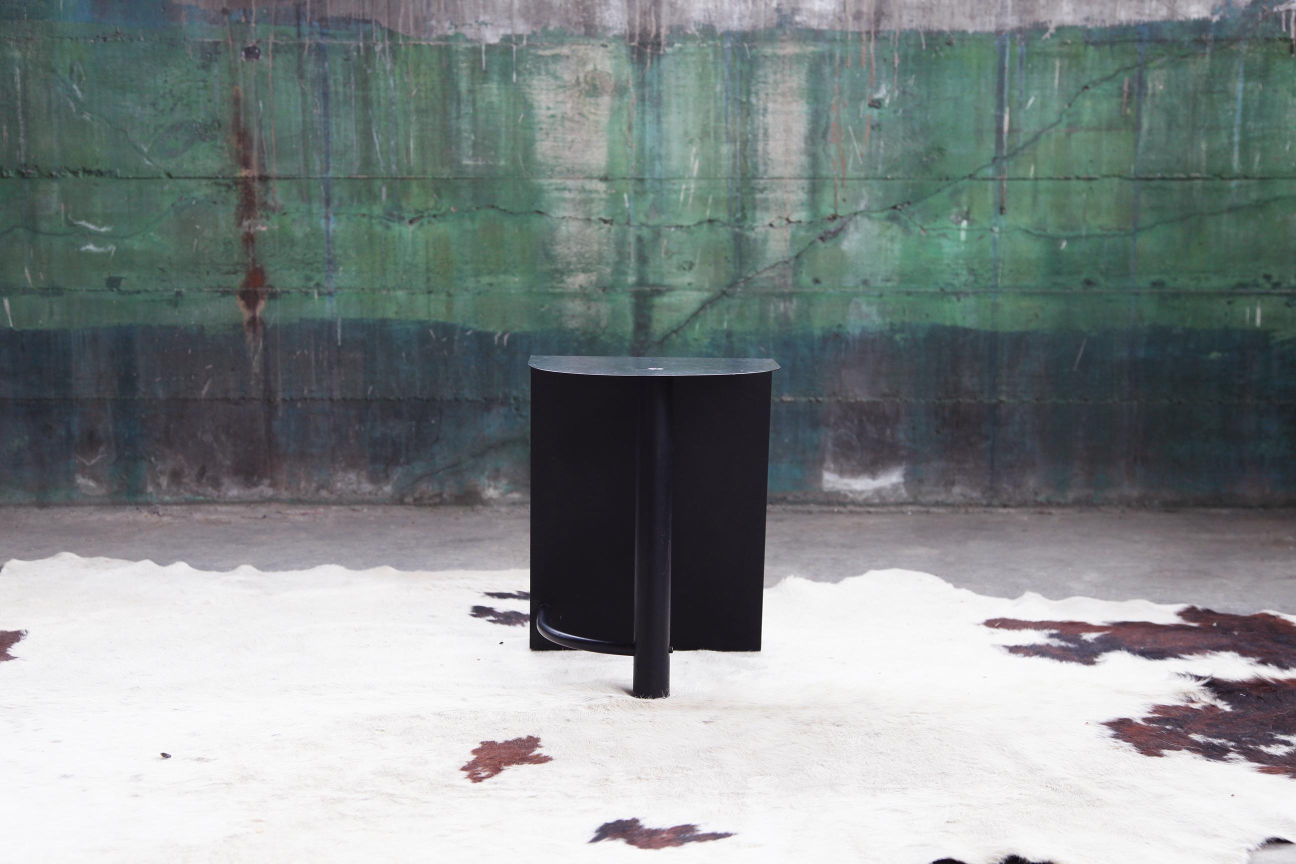 1990 Postmoderne Métal Noir Table de Fin de Siècle Porte-Magazines MCM en vente 3