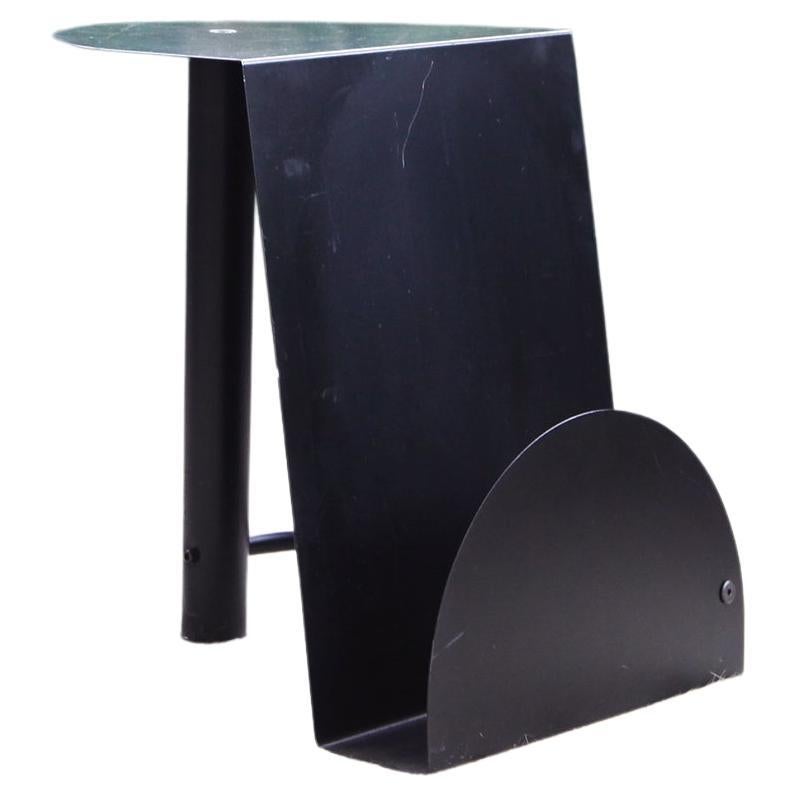 1990 Postmoderne Métal Noir Table de Fin de Siècle Porte-Magazines MCM en vente