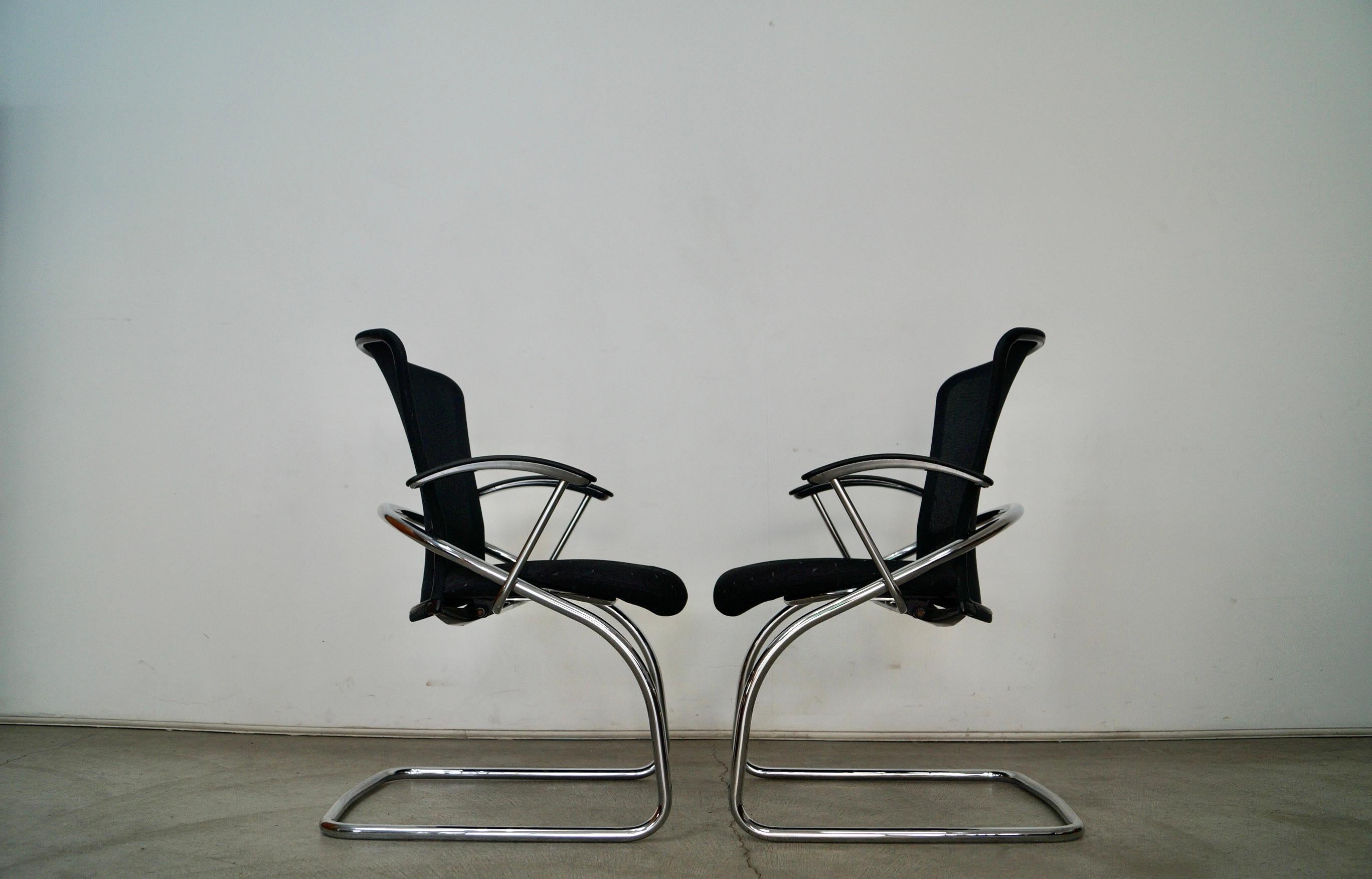Paire de fauteuils luge postmodernes en chrome allemand des années 1990 en vente 3