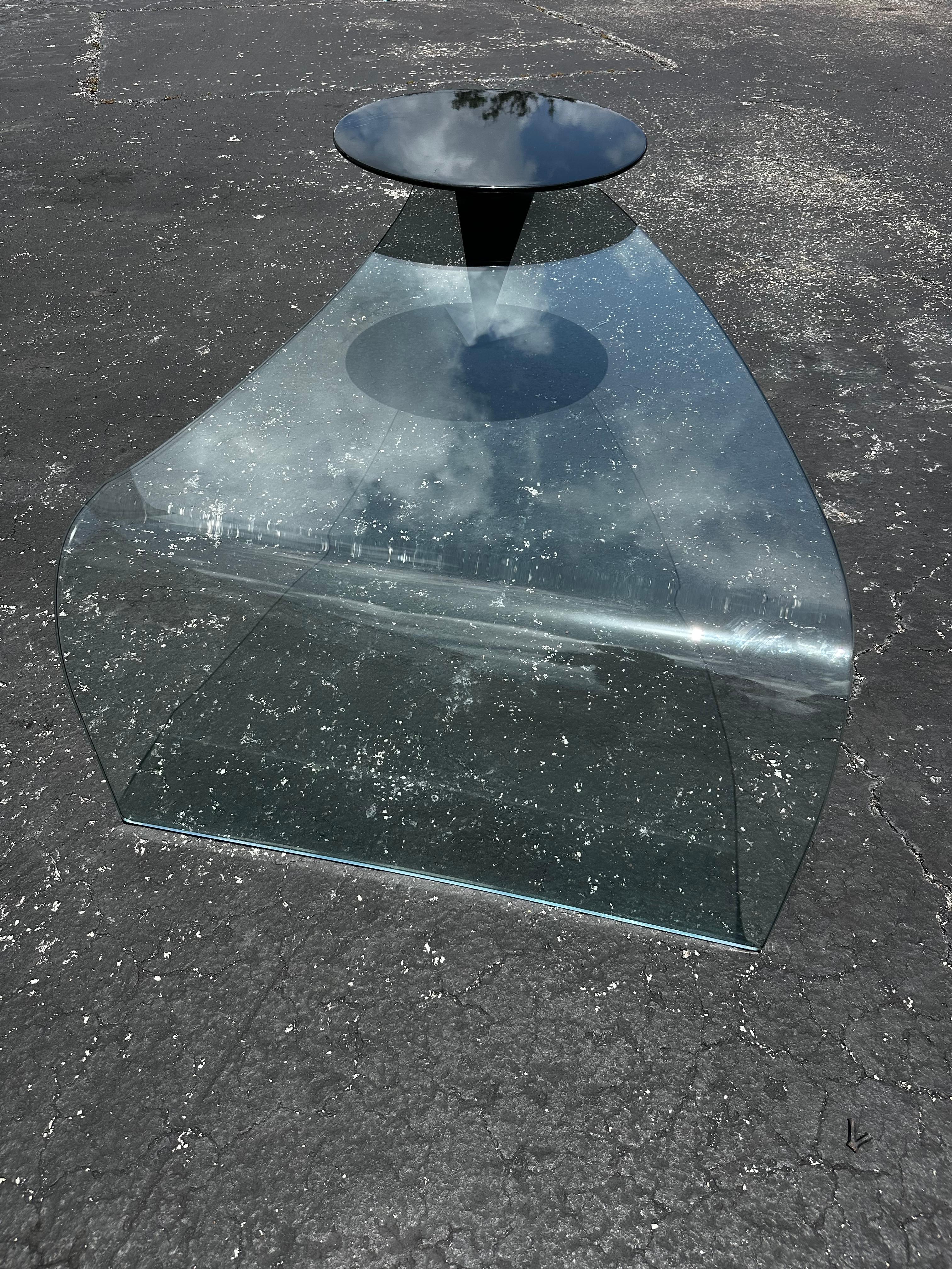 Table basse postmoderne en verre, cascade sculpturale, circulaire en bois noir en vente 3