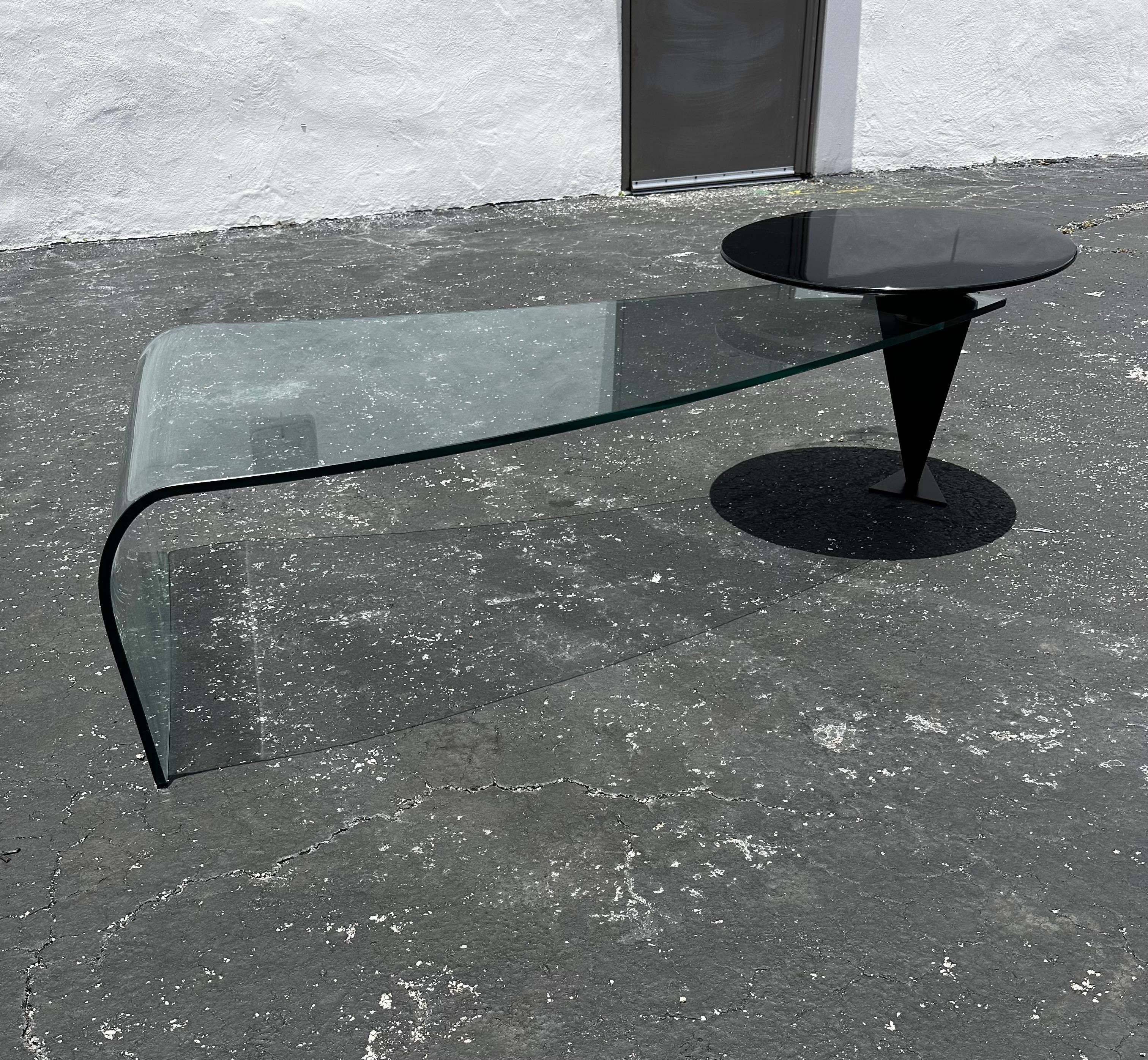 Table basse postmoderne en verre, cascade sculpturale, circulaire en bois noir en vente 4
