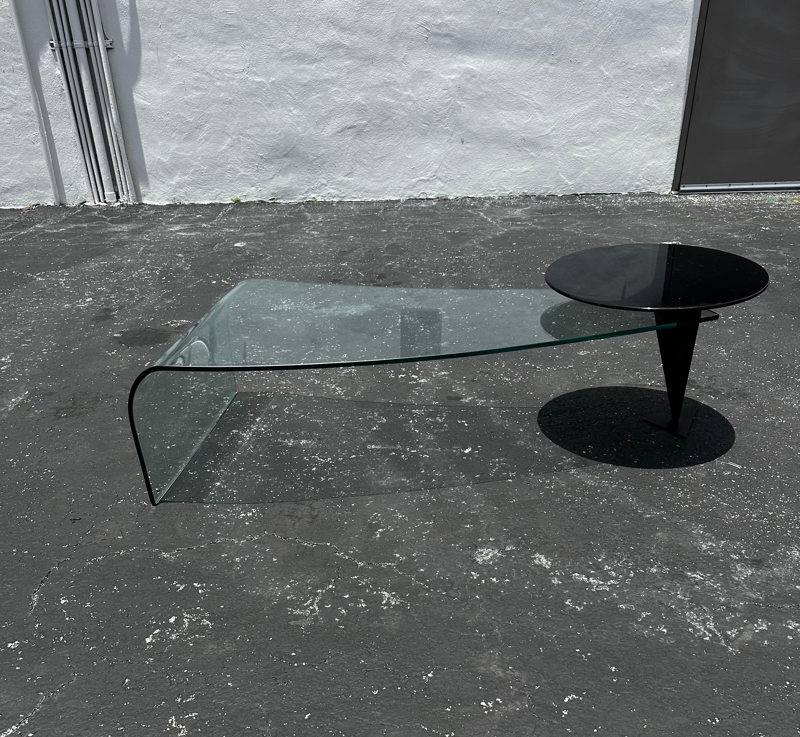 Postmoderne Table basse postmoderne en verre, cascade sculpturale, circulaire en bois noir en vente