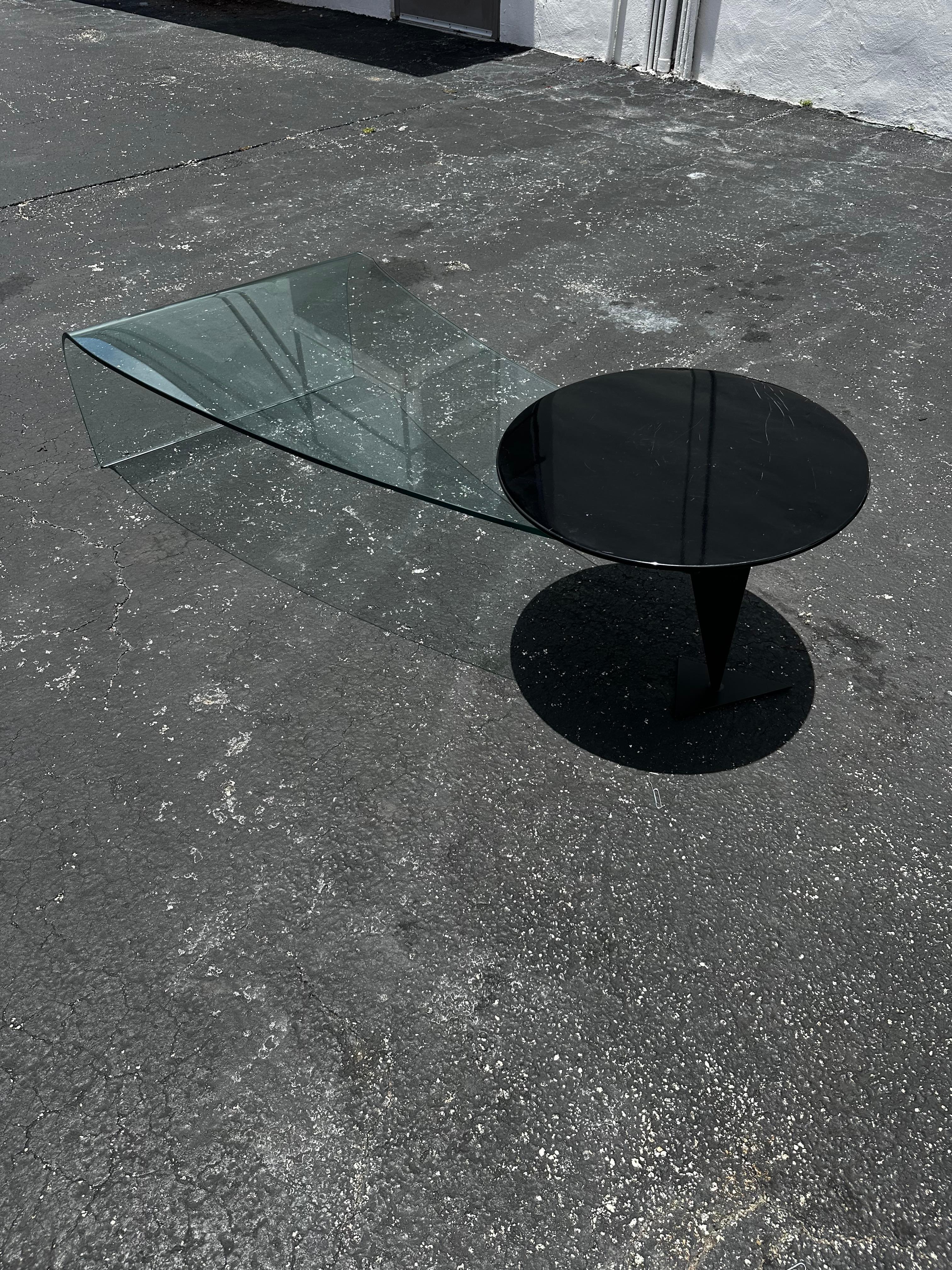 italien Table basse postmoderne en verre, cascade sculpturale, circulaire en bois noir en vente