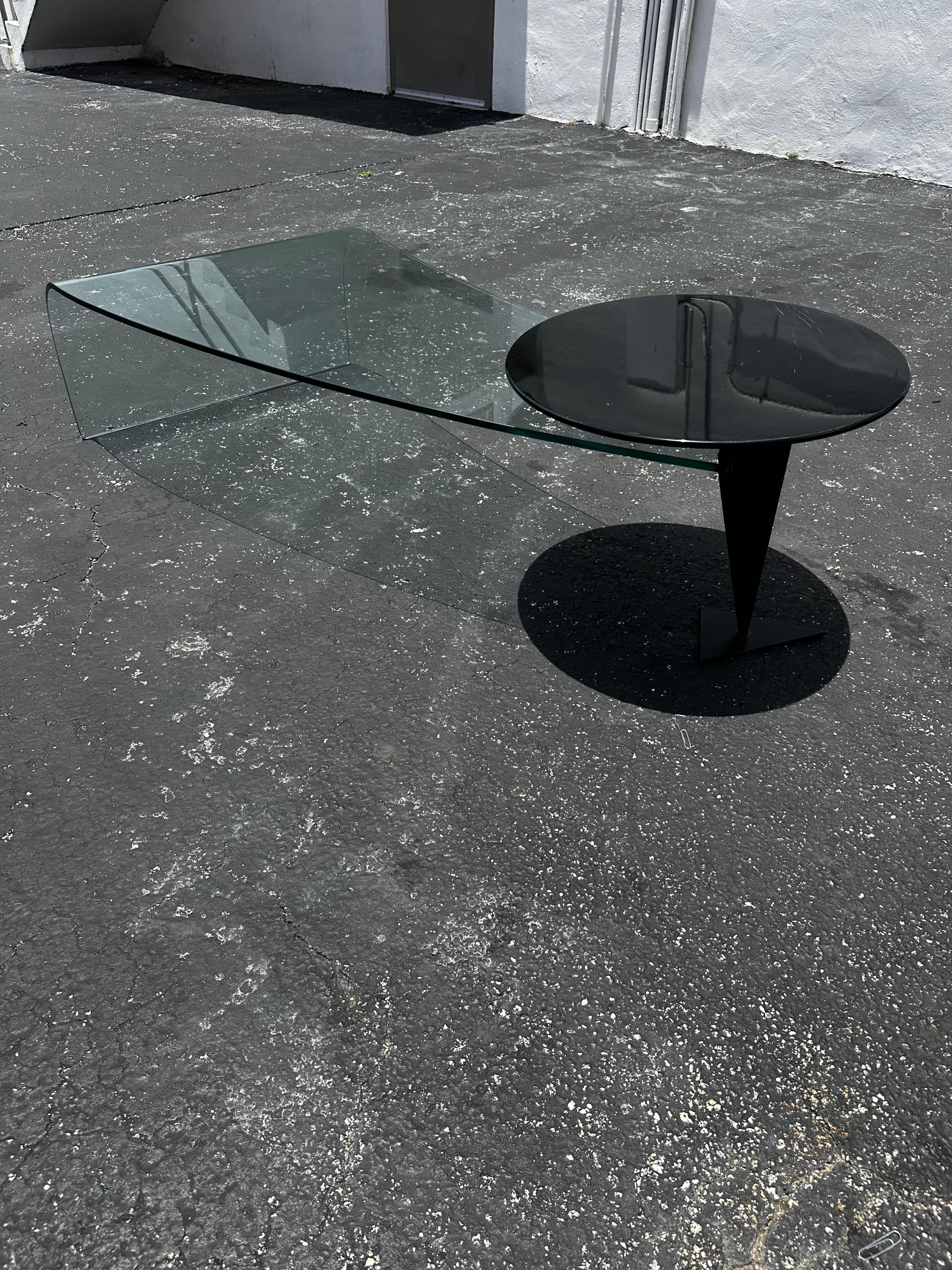 Table basse postmoderne en verre, cascade sculpturale, circulaire en bois noir Bon état - En vente à Fort Lauderdale, FL