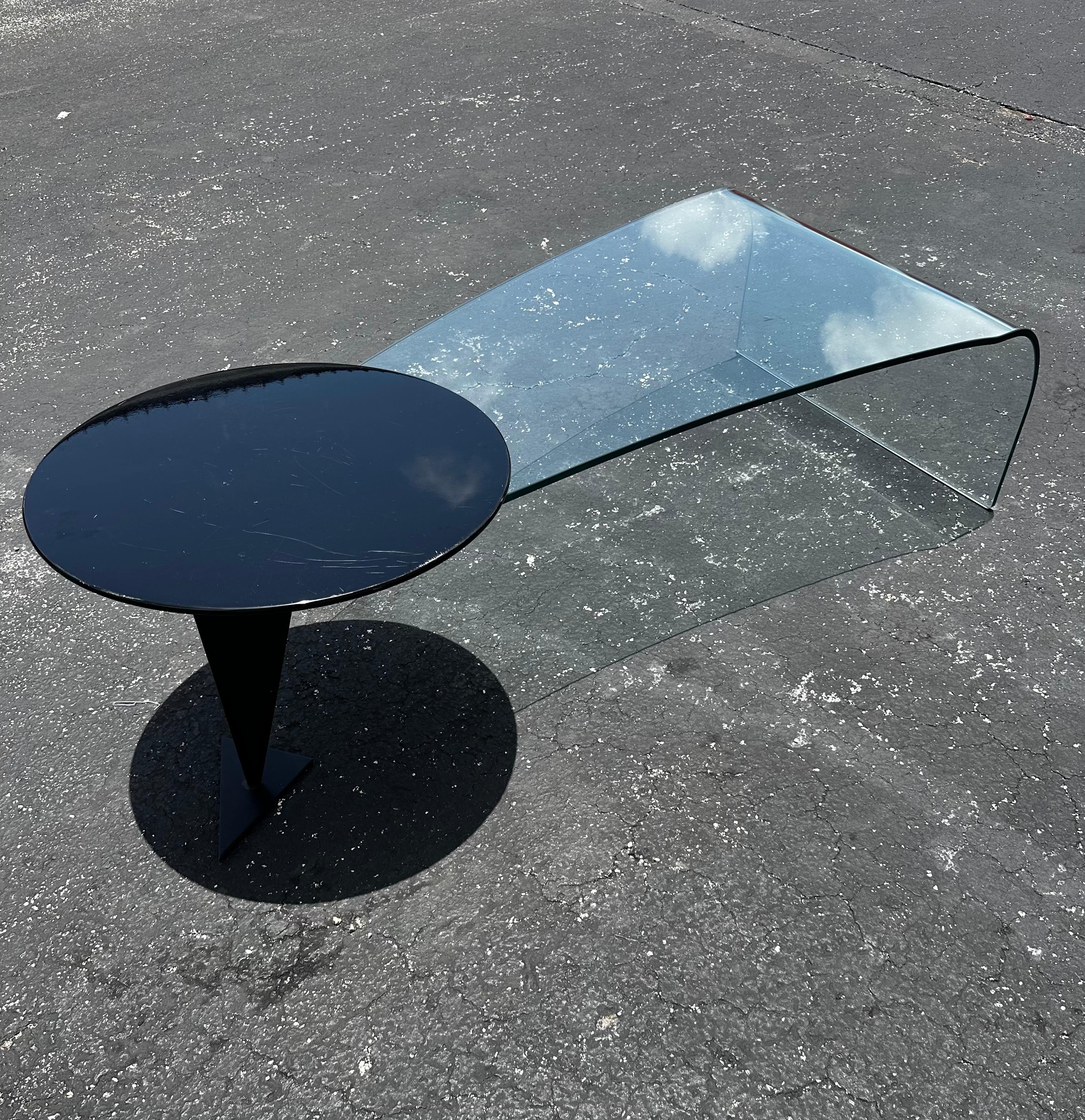 Fin du 20e siècle Table basse postmoderne en verre, cascade sculpturale, circulaire en bois noir en vente