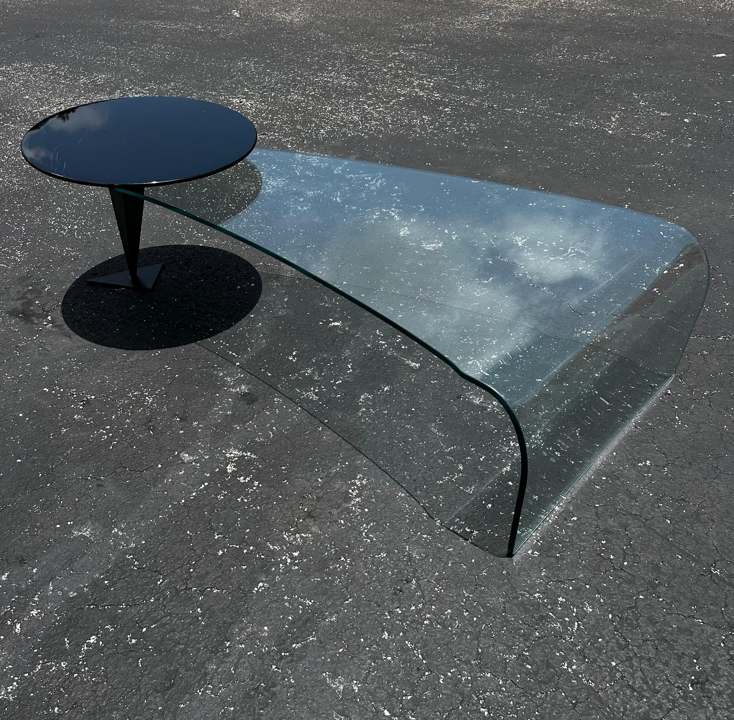 Table basse postmoderne en verre, cascade sculpturale, circulaire en bois noir en vente 1
