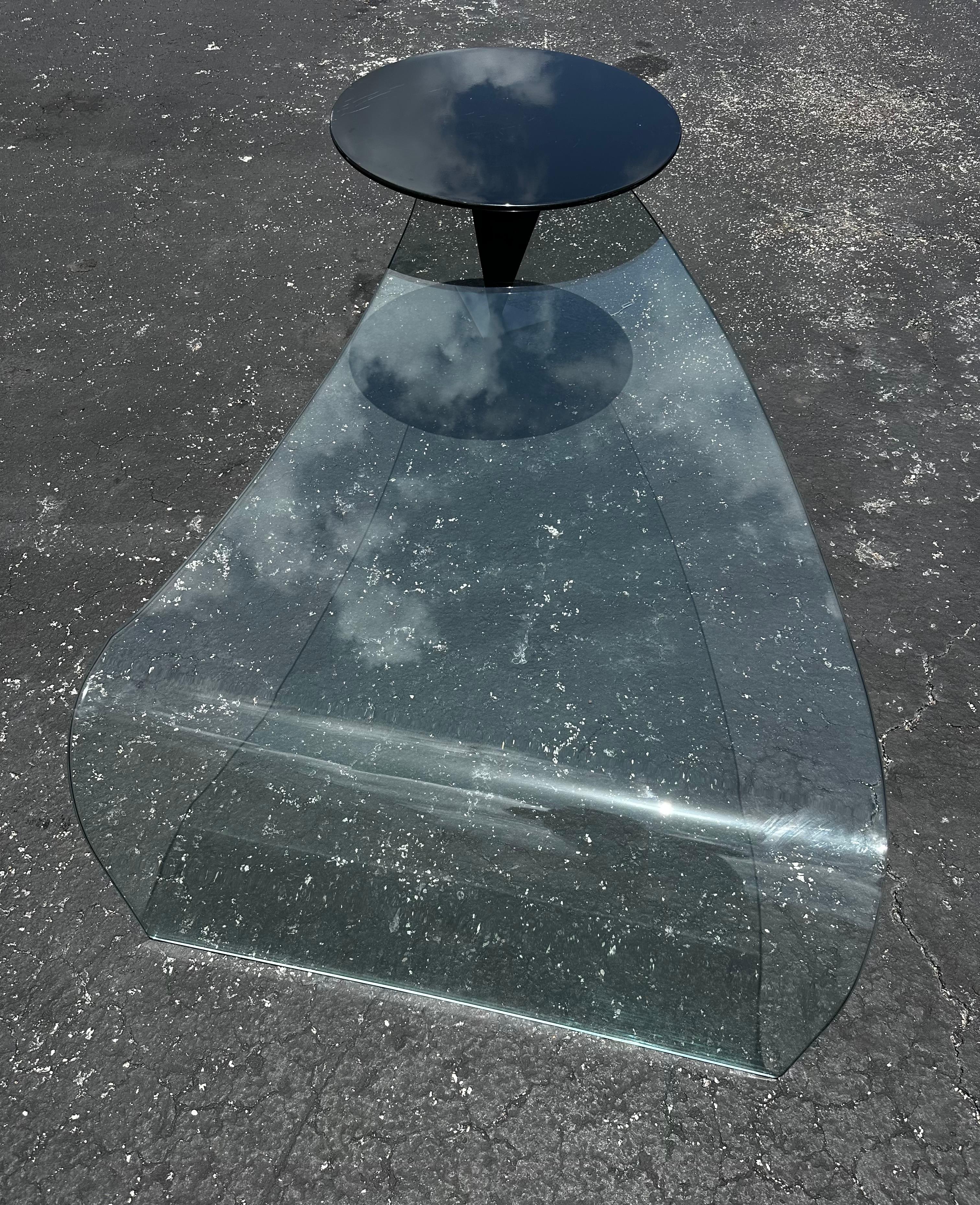 Table basse postmoderne en verre, cascade sculpturale, circulaire en bois noir en vente 2