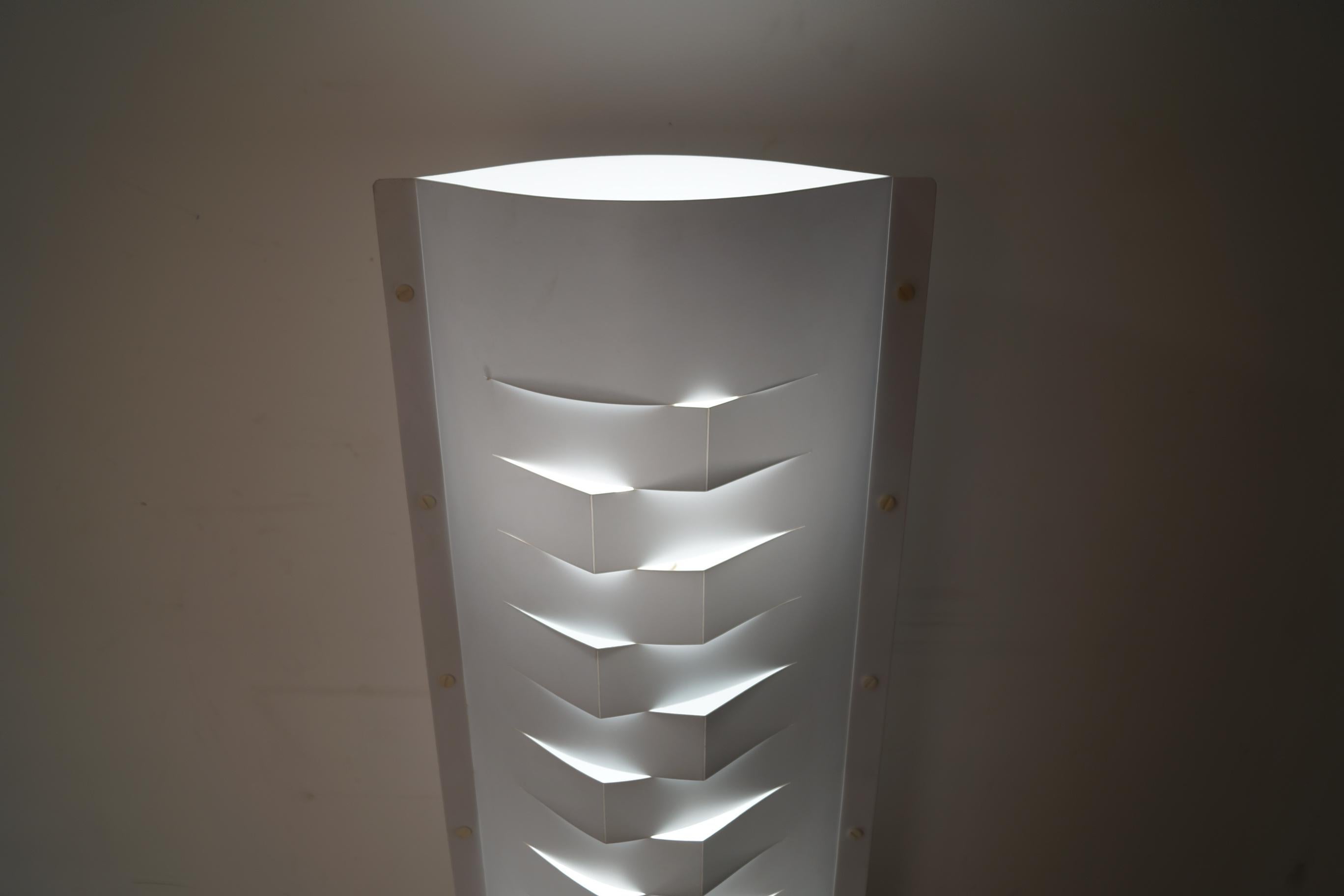 Lampada da terra postmoderna di design italiano degli anni '90 di Slamp in vendita 12