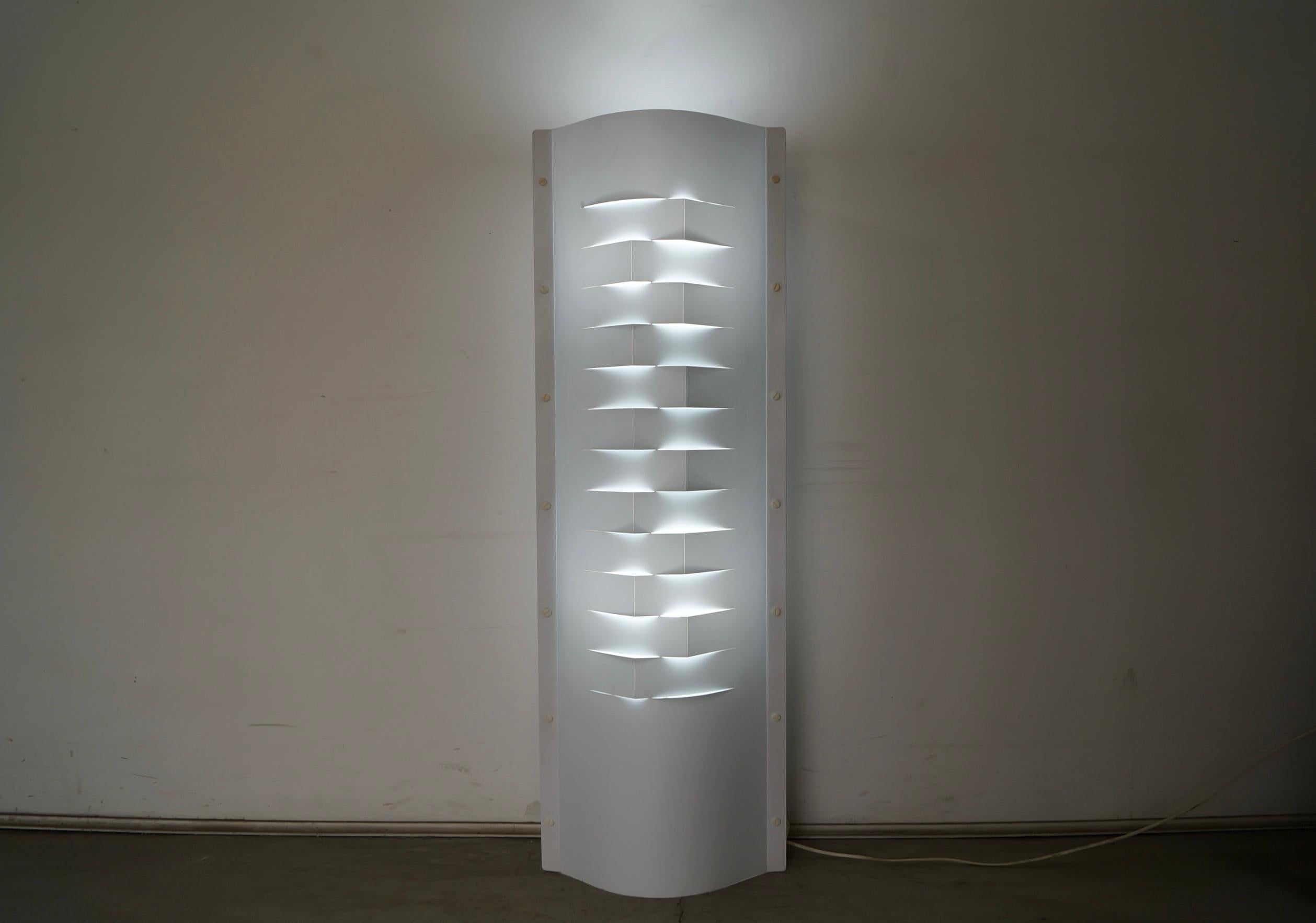 Lampada da terra postmoderna vintage in vendita. Progettato e prodotto da Slamp e realizzato in Italia. Si tratta di una lampada Post-modern originale prodotta nel 1994, con ancora il marchio del produttore e il numero di serie sul retro. Ha un