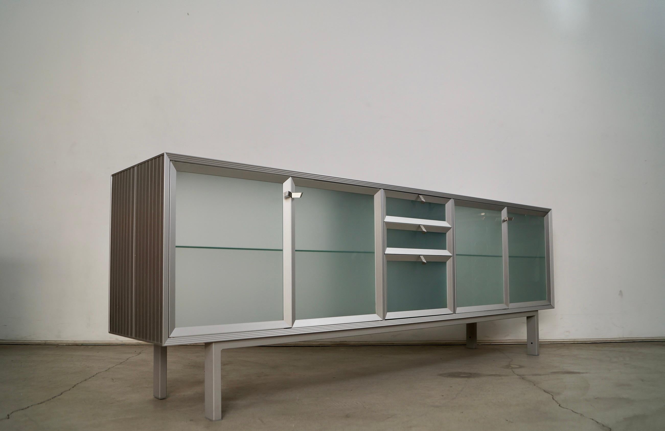 Credenza / Aparador italiano postmoderno Driade Aleph de aluminio y cristal de los años 90 en venta 3