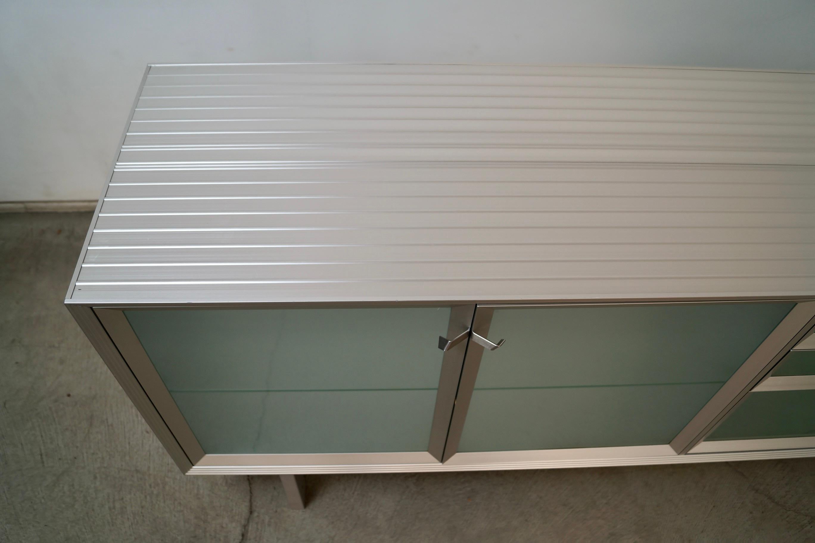 Credenza / Aparador italiano postmoderno Driade Aleph de aluminio y cristal de los años 90 en venta 4