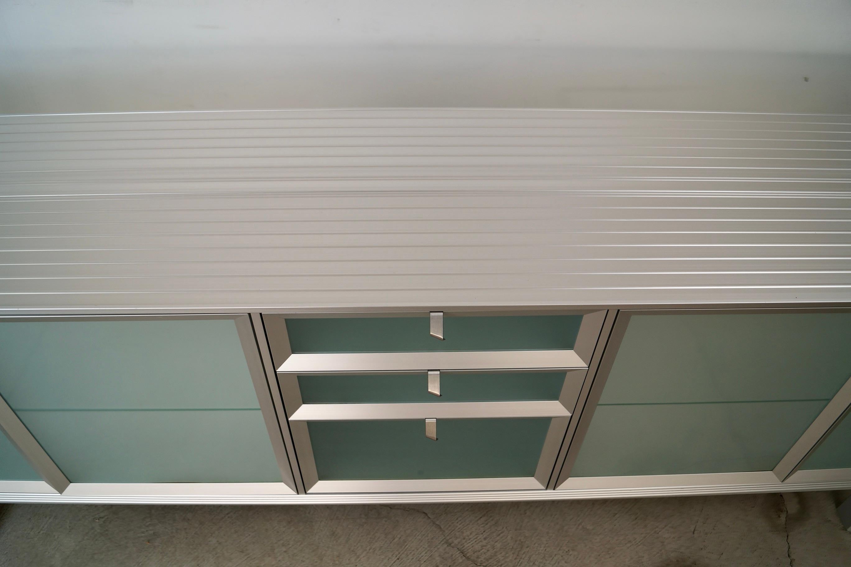 Credenza / Aparador italiano postmoderno Driade Aleph de aluminio y cristal de los años 90 en venta 5