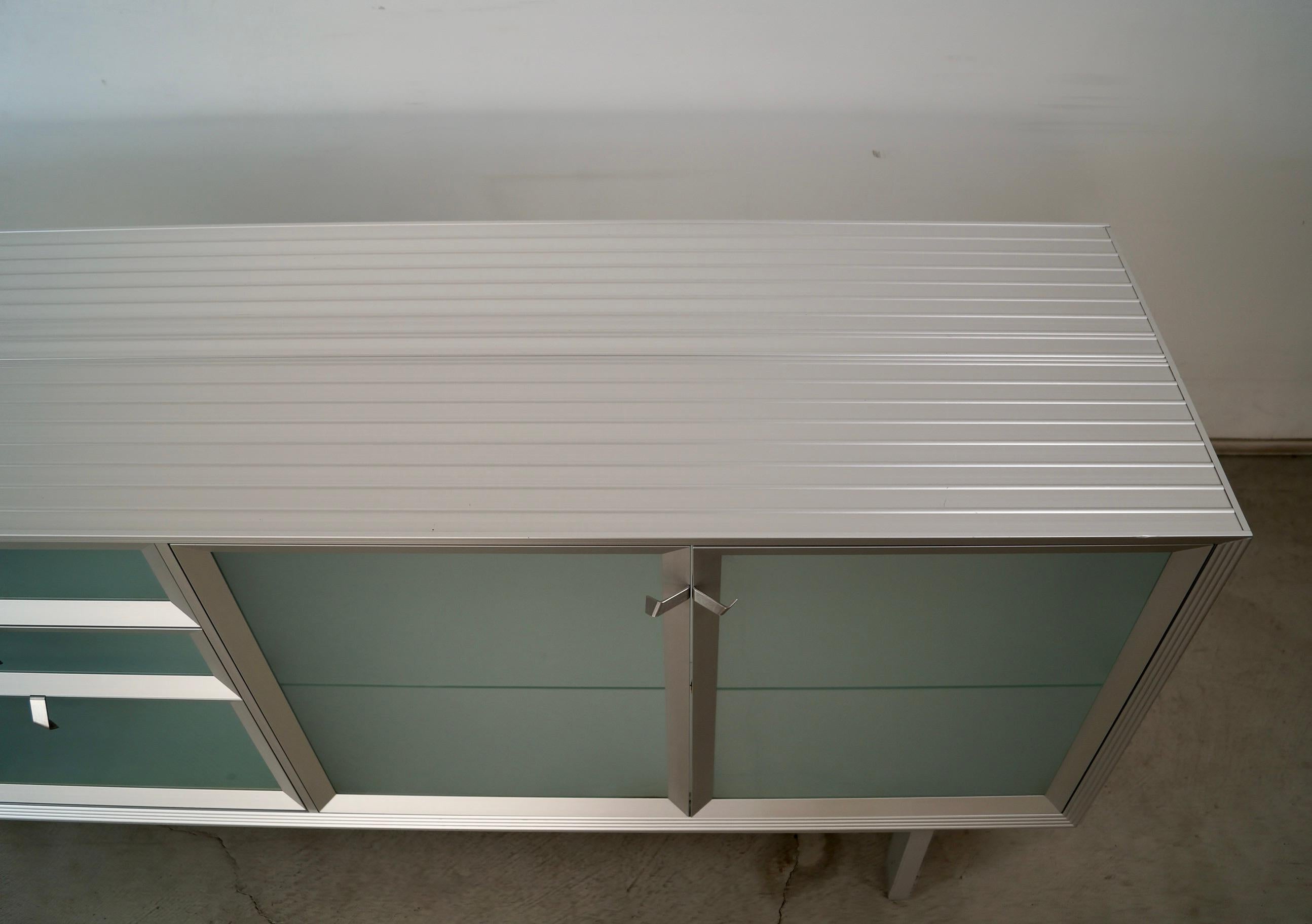 Credenza / Aparador italiano postmoderno Driade Aleph de aluminio y cristal de los años 90 en venta 6