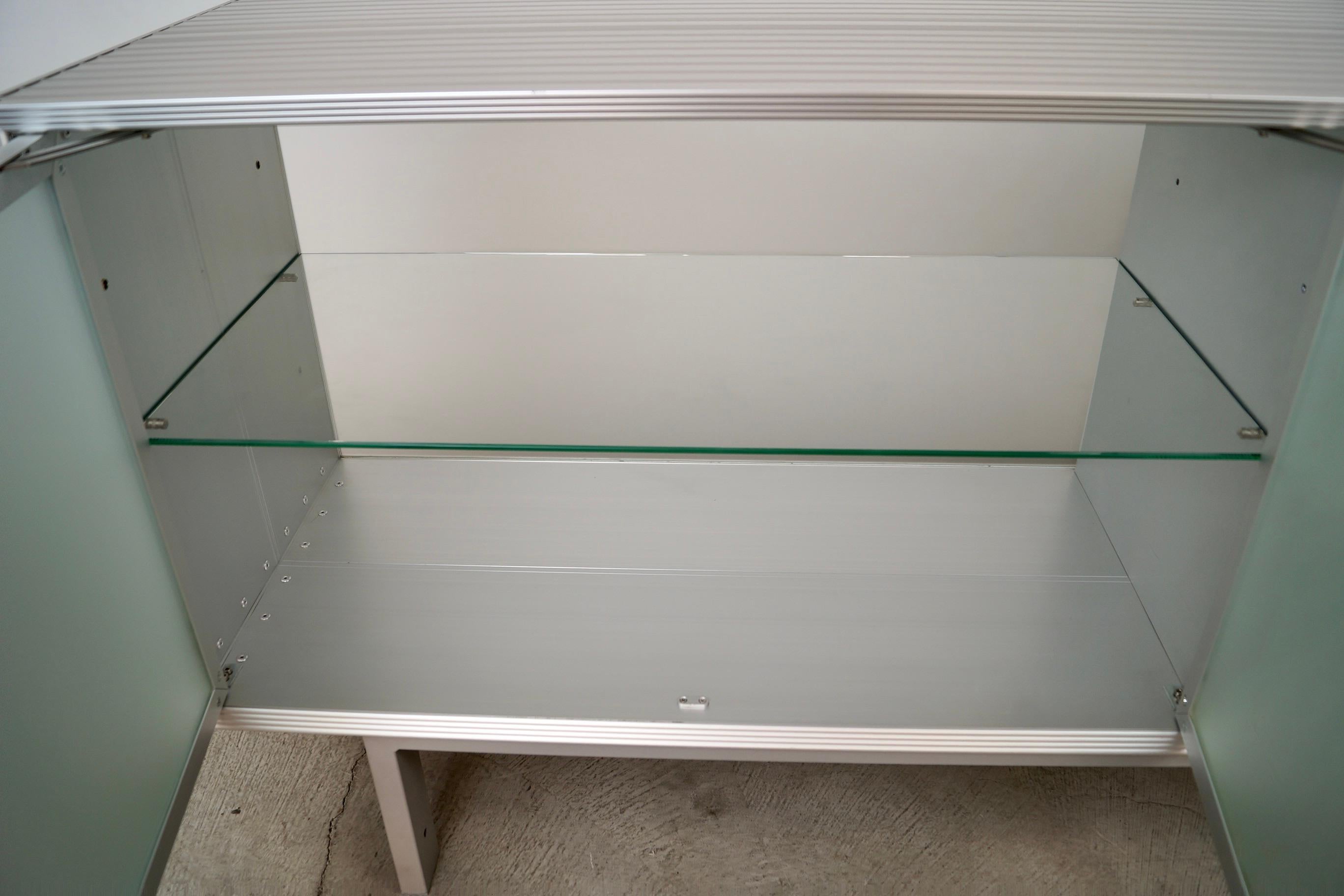 Credenza / Aparador italiano postmoderno Driade Aleph de aluminio y cristal de los años 90 en venta 7