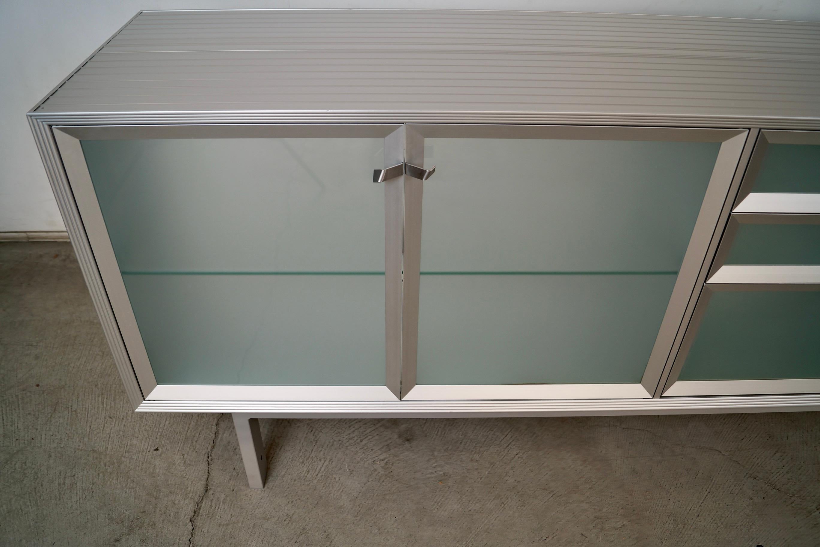 Credenza / Aparador italiano postmoderno Driade Aleph de aluminio y cristal de los años 90 en venta 8