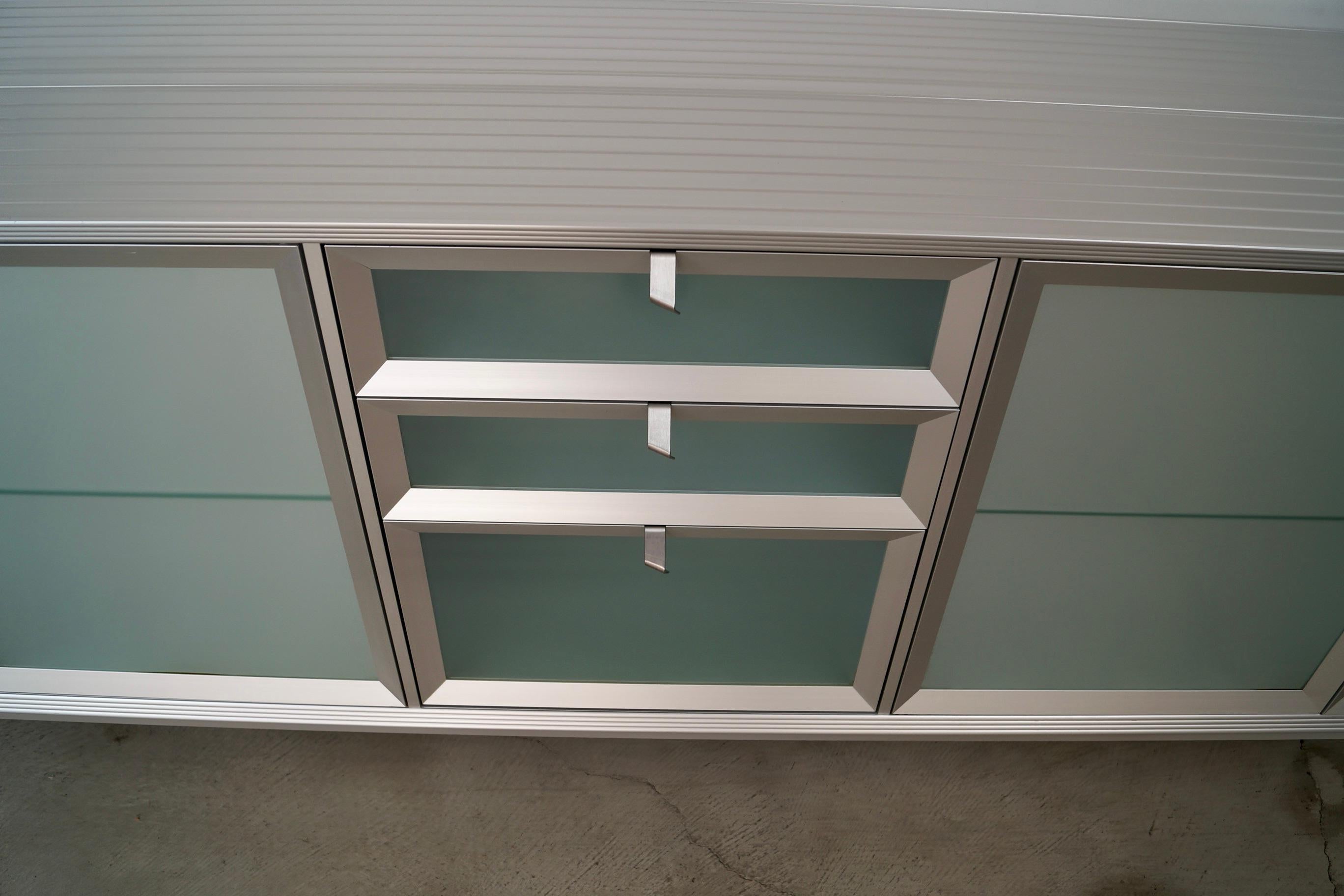 Credenza / Aparador italiano postmoderno Driade Aleph de aluminio y cristal de los años 90 en venta 9