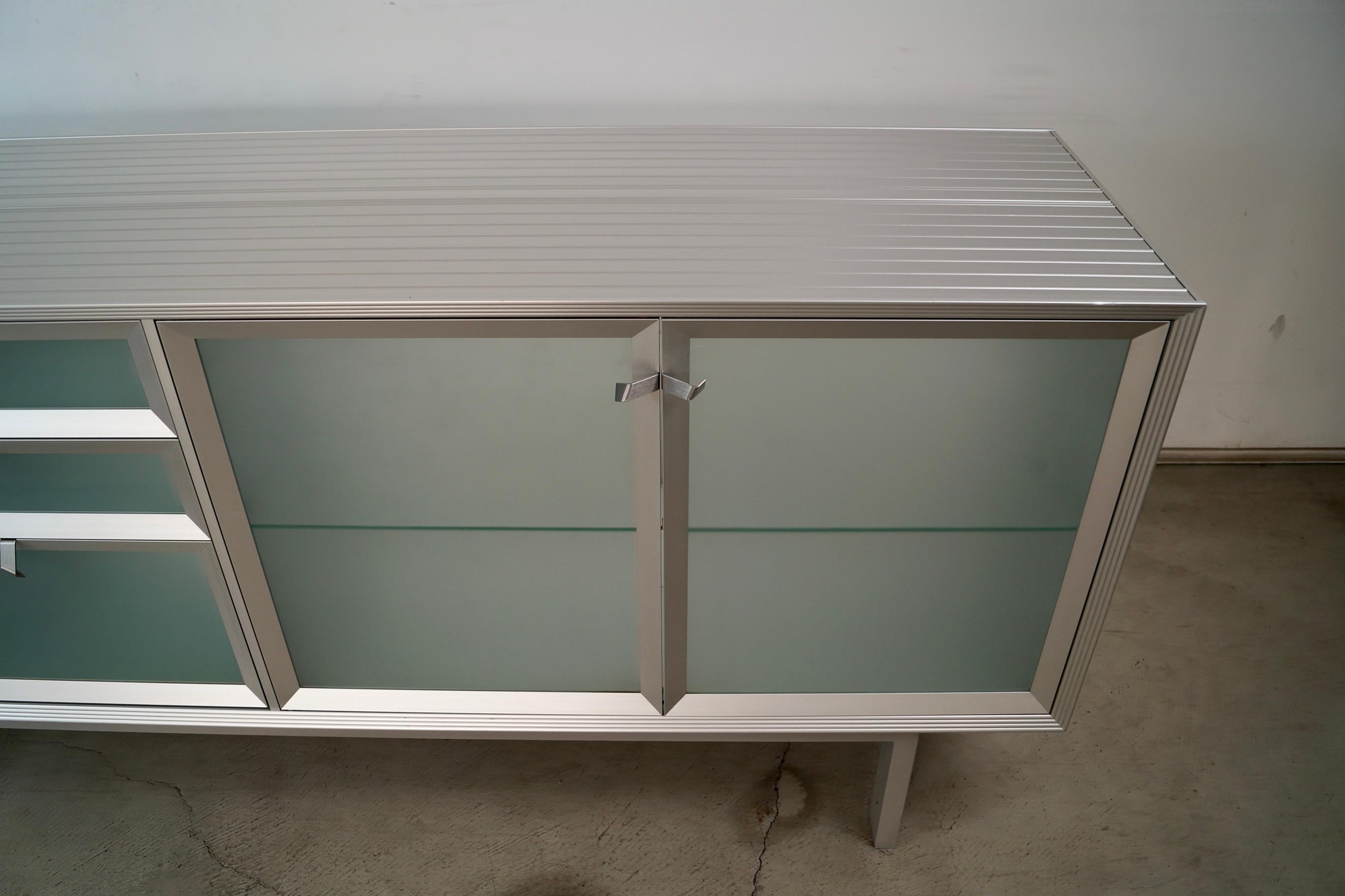 Credenza / Aparador italiano postmoderno Driade Aleph de aluminio y cristal de los años 90 en venta 10