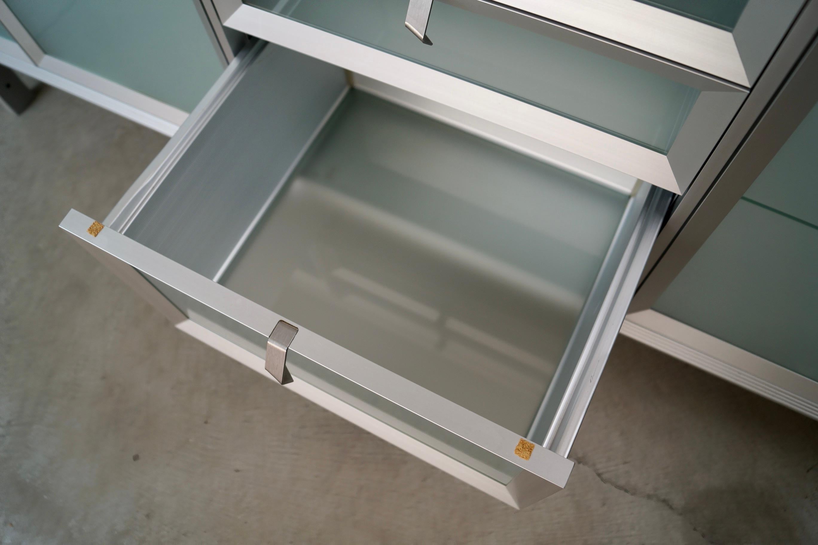 Credenza / Aparador italiano postmoderno Driade Aleph de aluminio y cristal de los años 90 en venta 11