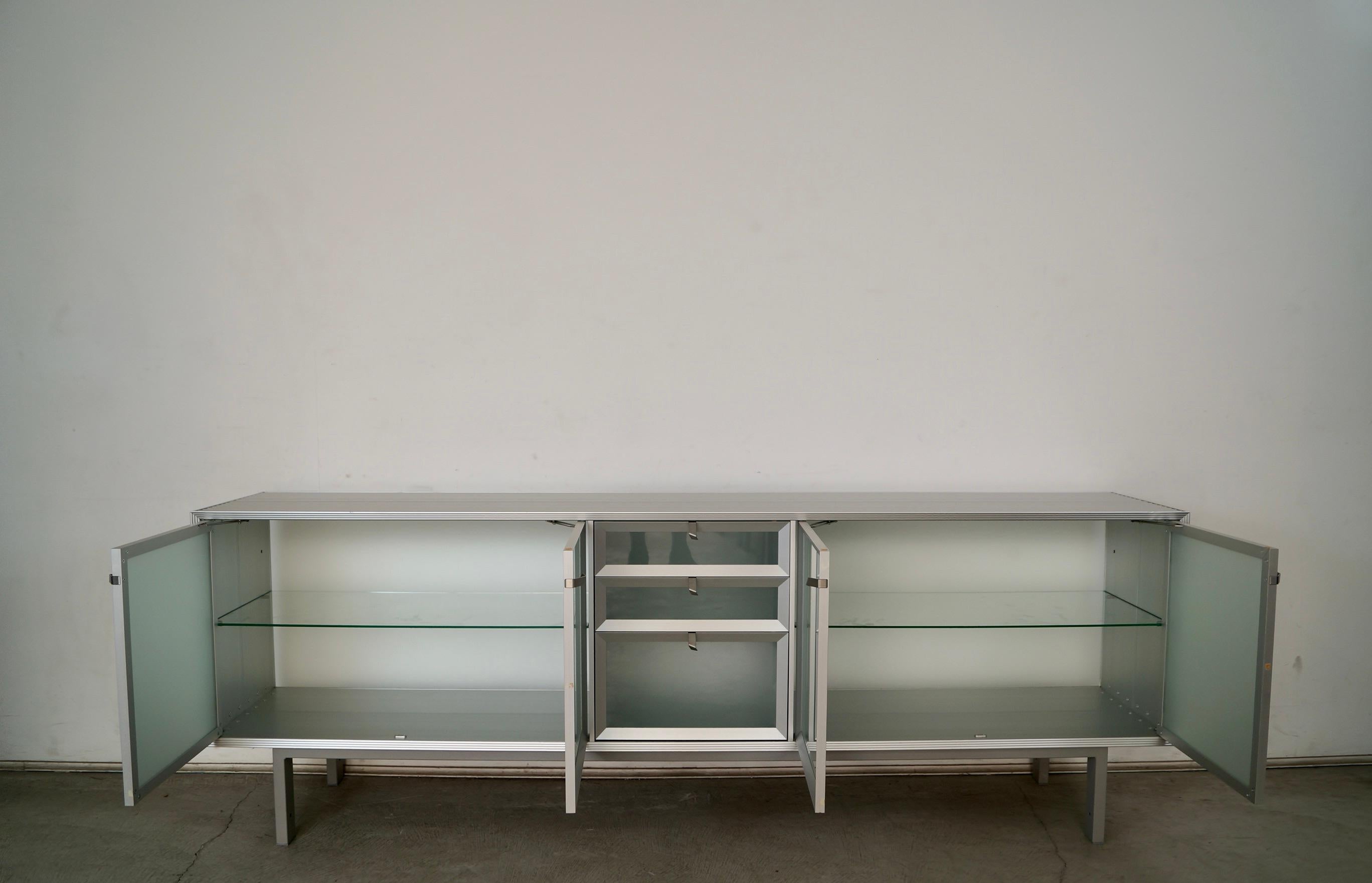 Se vende aparador postmoderno vintage de los años 90. Fue fabricado en los años 90 por Driade Aleph, y fue diseñado por Antonia Astori. Está en excelentes condiciones y es muy raro. Es un aparador de diseño especial fabricado en aluminio, y tiene