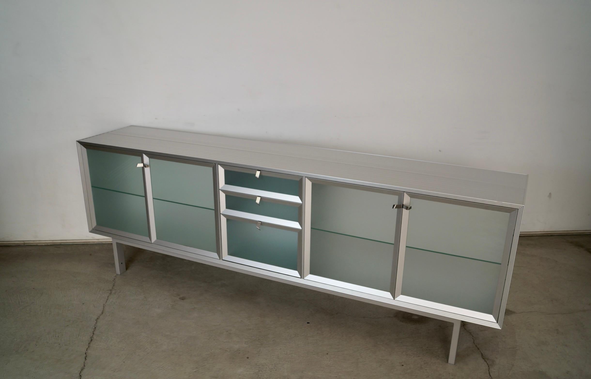 Credenza / Aparador italiano postmoderno Driade Aleph de aluminio y cristal de los años 90 Posmoderno en venta