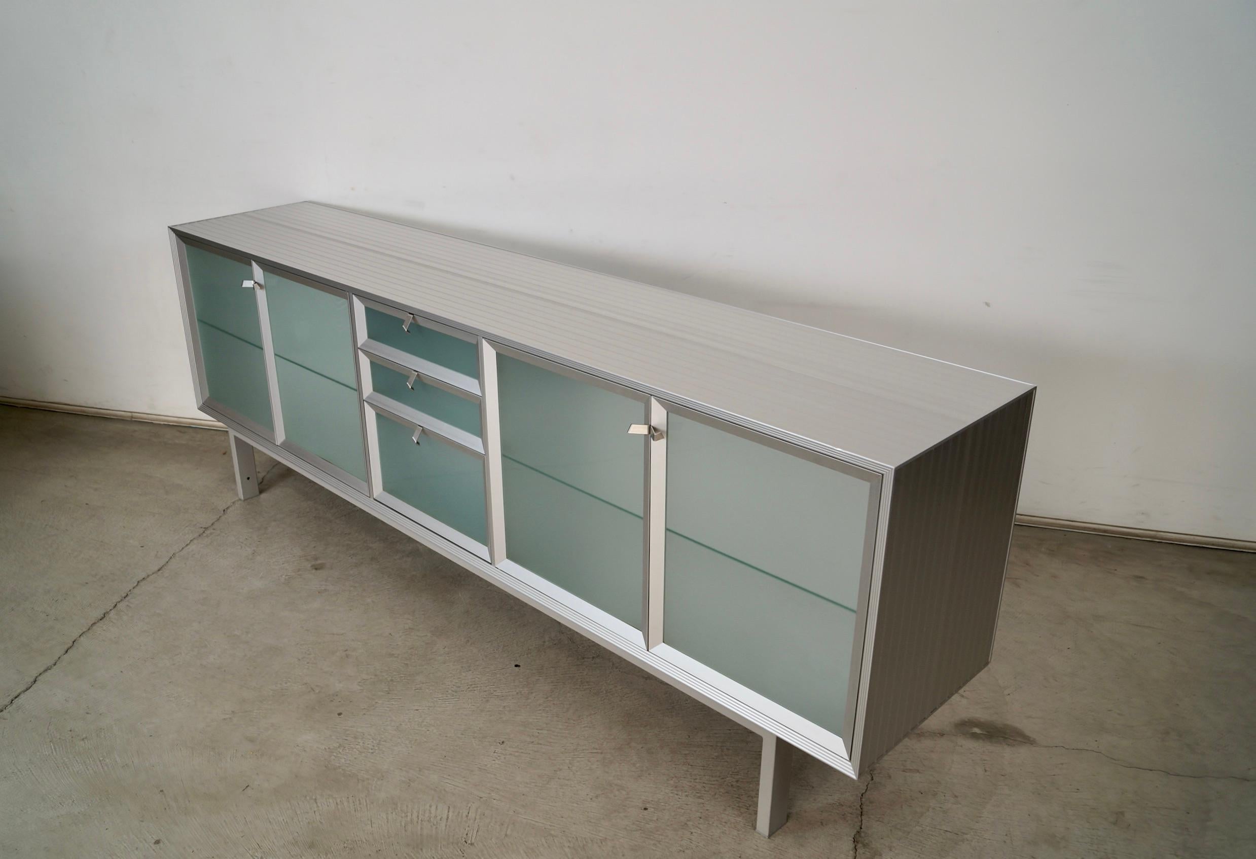 Credenza / Aparador italiano postmoderno Driade Aleph de aluminio y cristal de los años 90 Italiano en venta