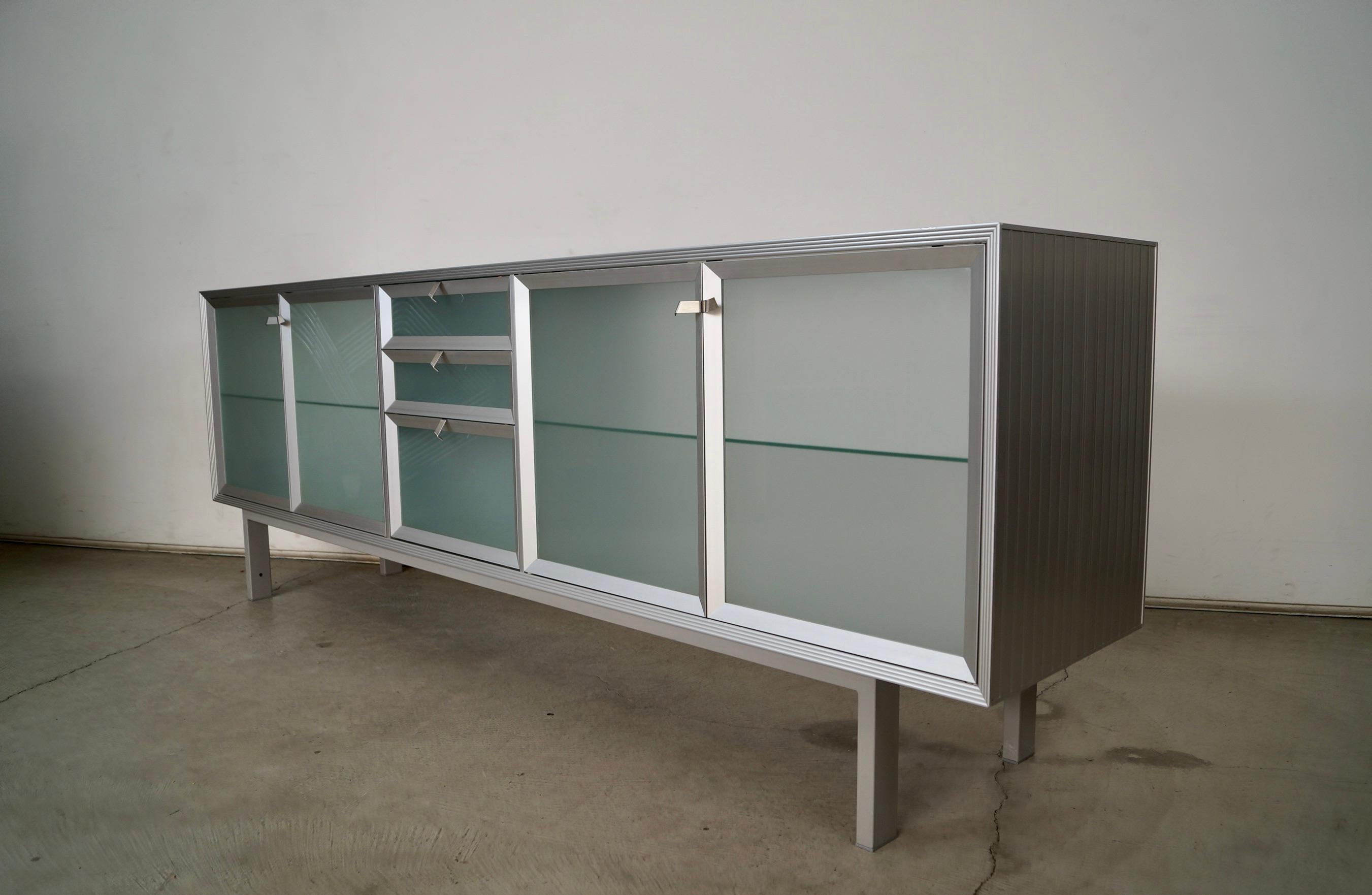 Credenza / Aparador italiano postmoderno Driade Aleph de aluminio y cristal de los años 90 en Bueno estado para la venta en Burbank, CA