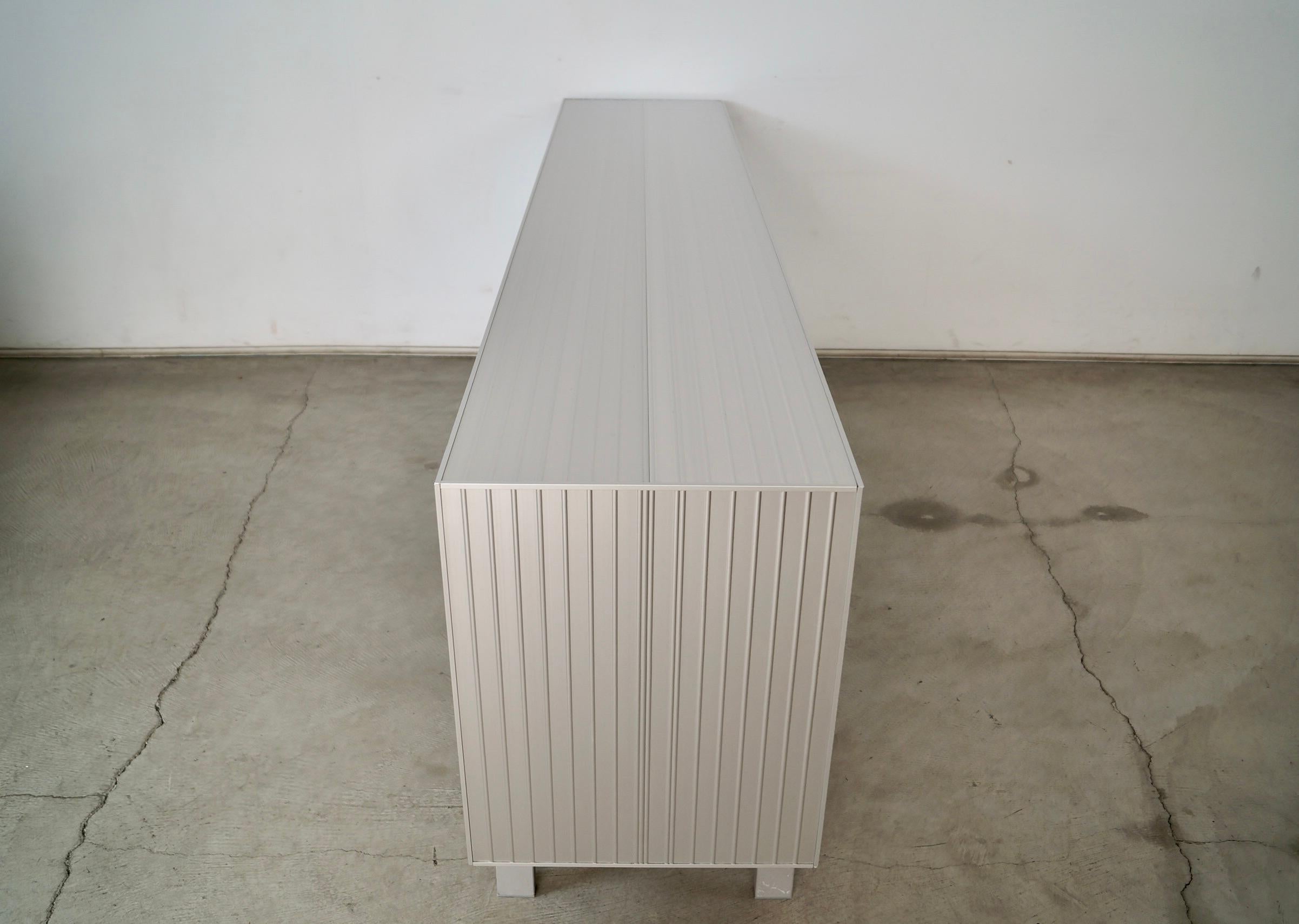 Credenza / Aparador italiano postmoderno Driade Aleph de aluminio y cristal de los años 90 finales del siglo XX en venta