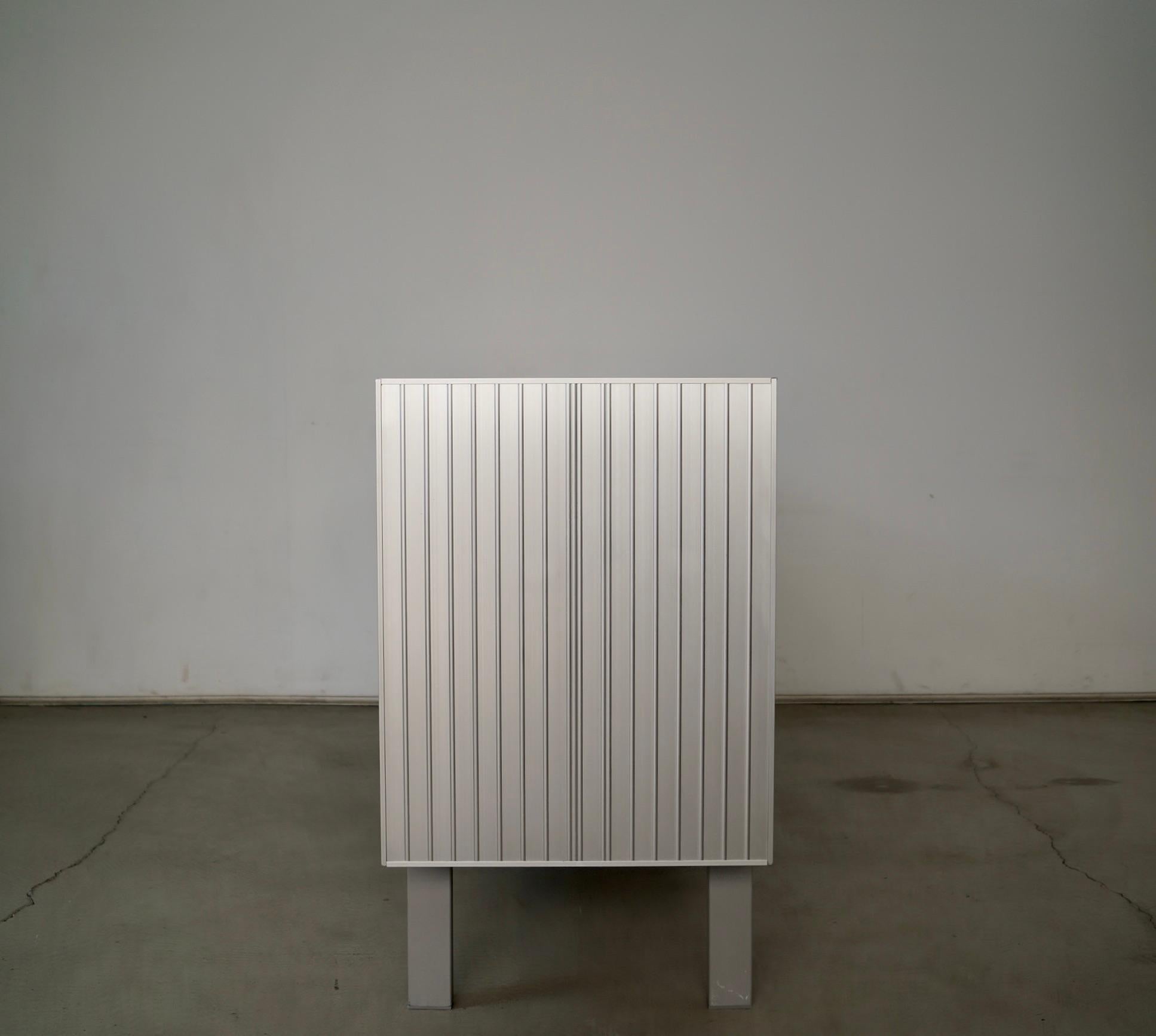 Credenza / Aparador italiano postmoderno Driade Aleph de aluminio y cristal de los años 90 Aluminio en venta