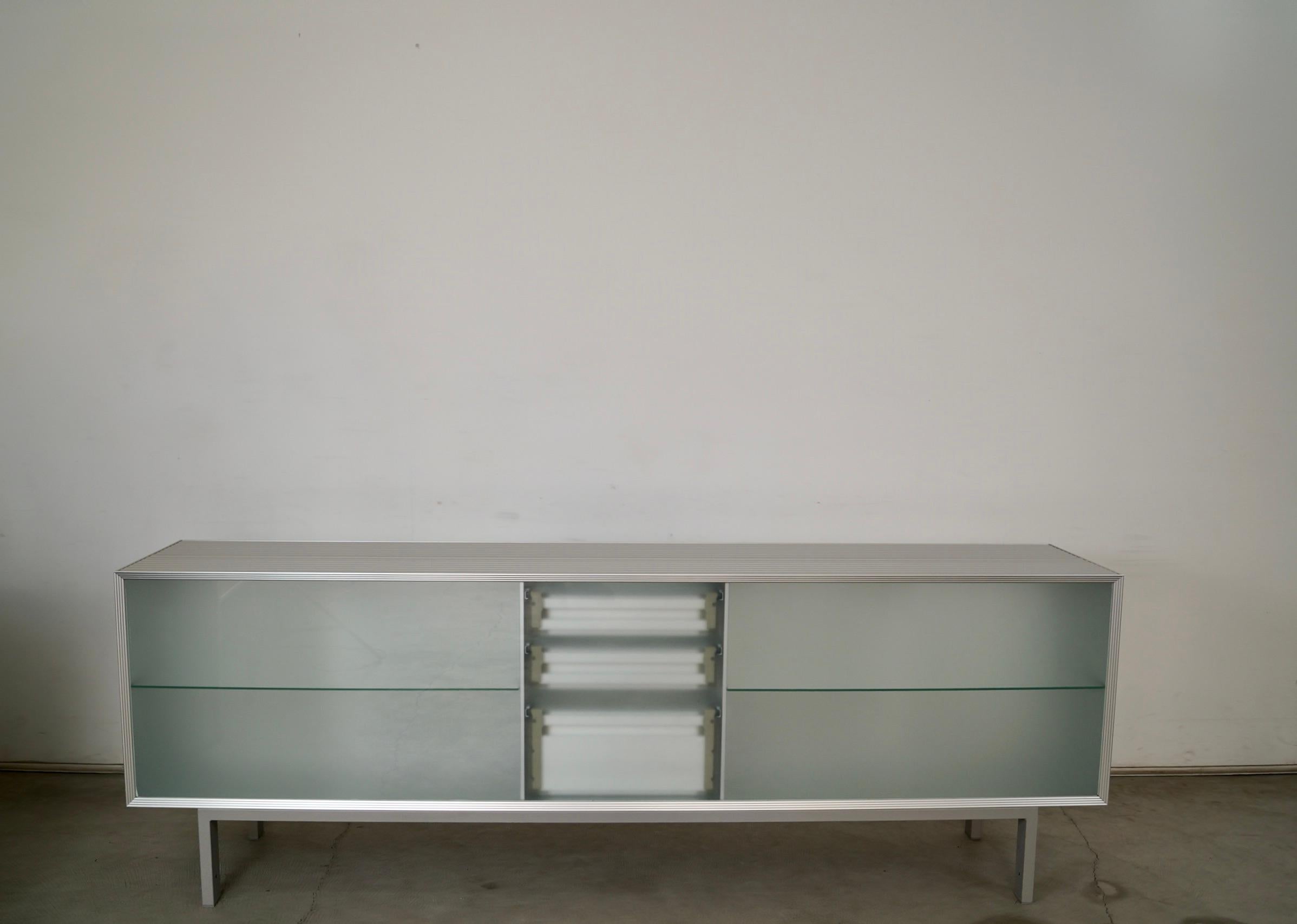 Credenza / Aparador italiano postmoderno Driade Aleph de aluminio y cristal de los años 90 en venta 1