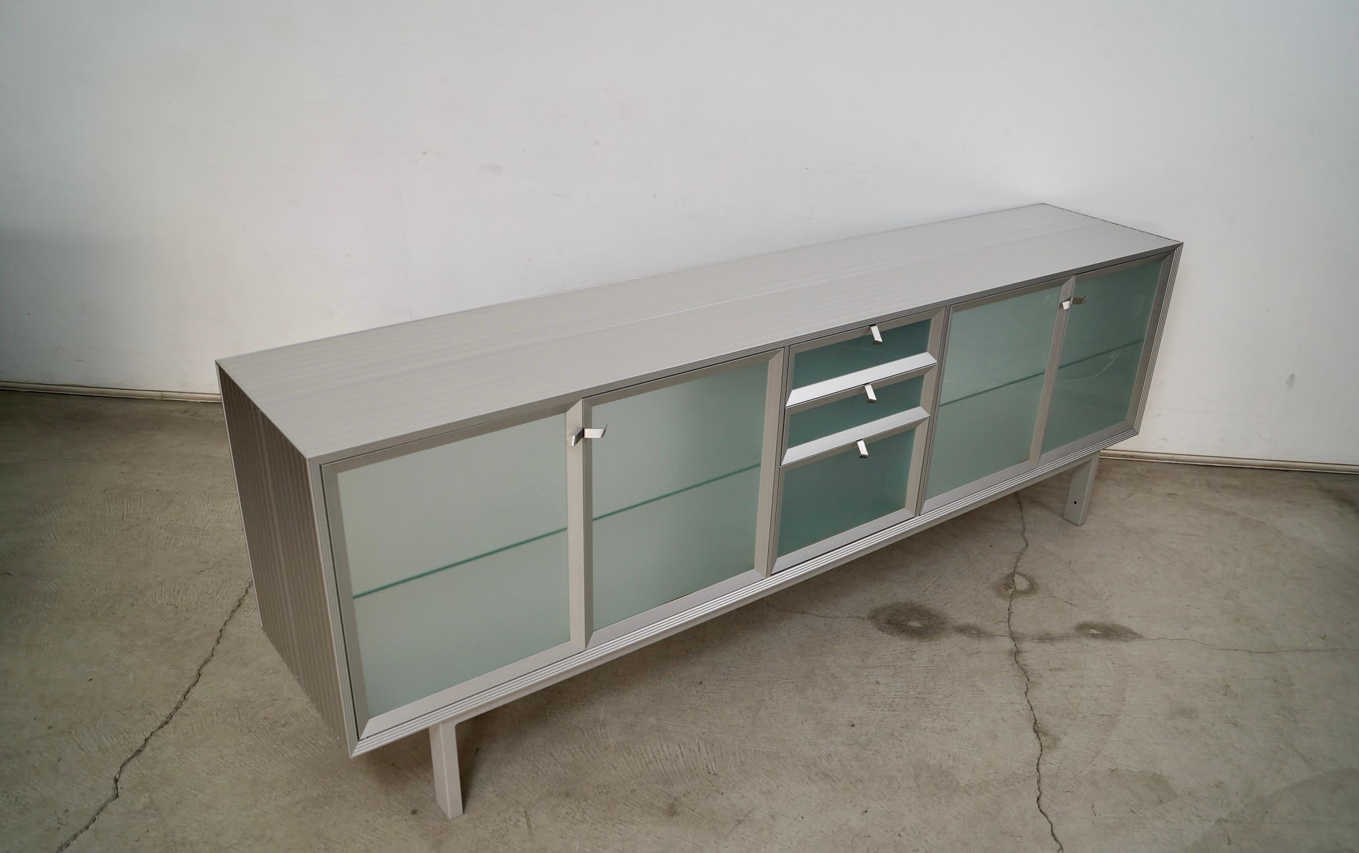 Credenza / Aparador italiano postmoderno Driade Aleph de aluminio y cristal de los años 90 en venta 2
