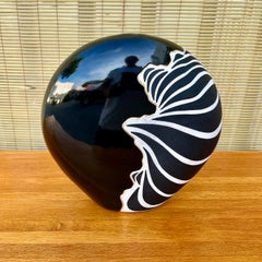 Sculpture en céramique postmoderne des années 1990, réalisée en atelier et signée à la main par l'artiste.