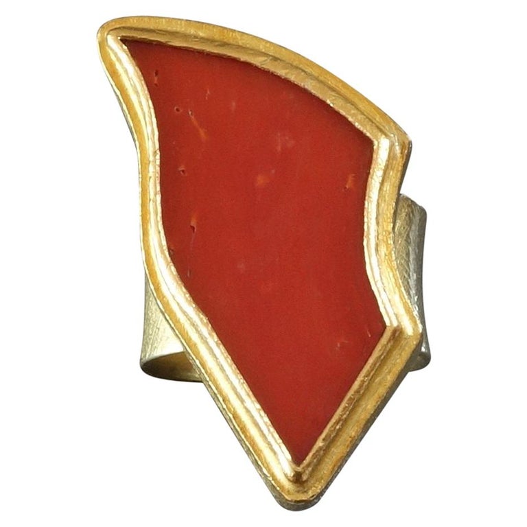 Postmodernist free-form coral and gold cocktail ring, 1990s, offered by Rhinegold Gallery