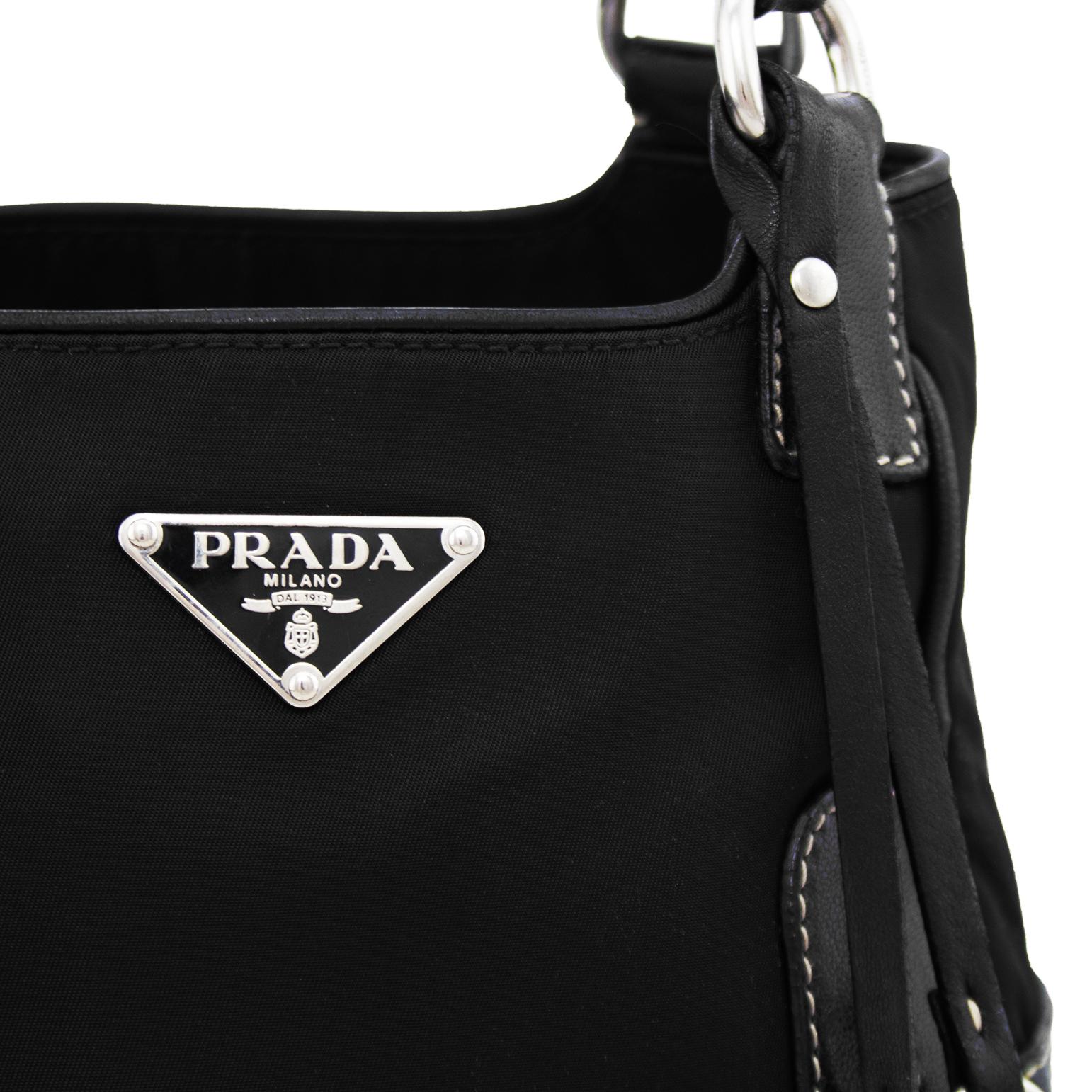 1990er Prada Minitasche aus schwarzem Leder und Nylon Damen im Angebot