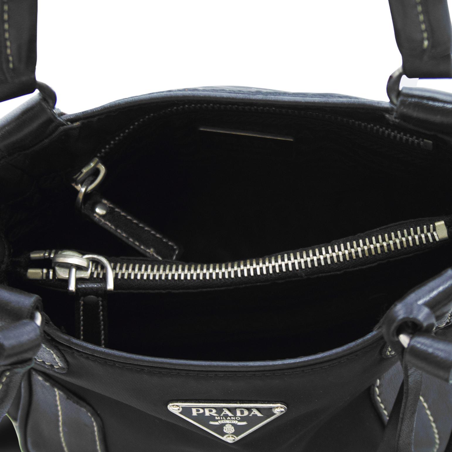 1990er Prada Minitasche aus schwarzem Leder und Nylon im Angebot 4