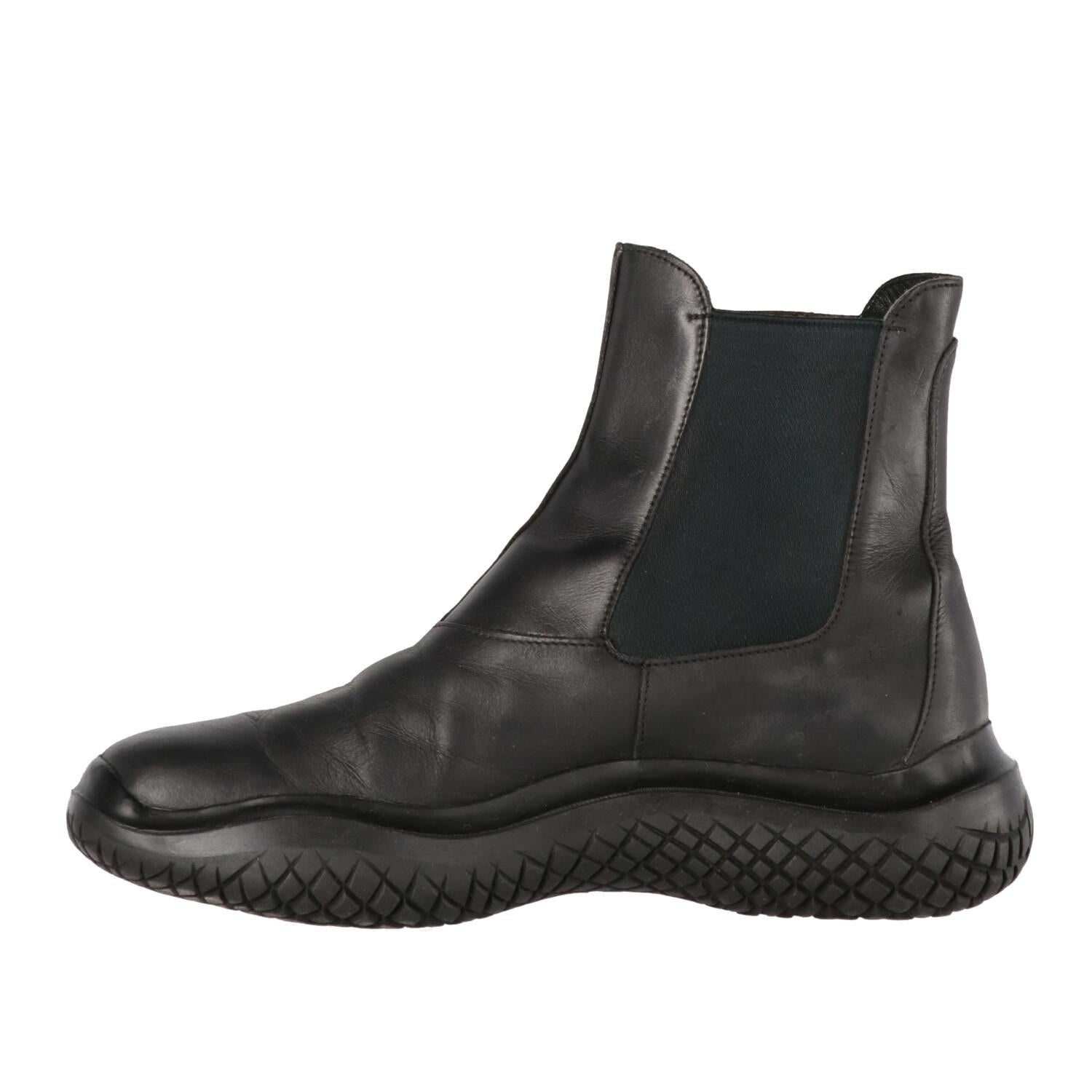 A.N.G.E.L.O. Vintage - ITALY
Prada black leather boots, square point, black rubber sole with Prada Linea Rossa logo. Inner side zip closure.

The shoes show light signs of wear, as shown in the pictures. 

Years: 90s

Made in Italy

Size: 39