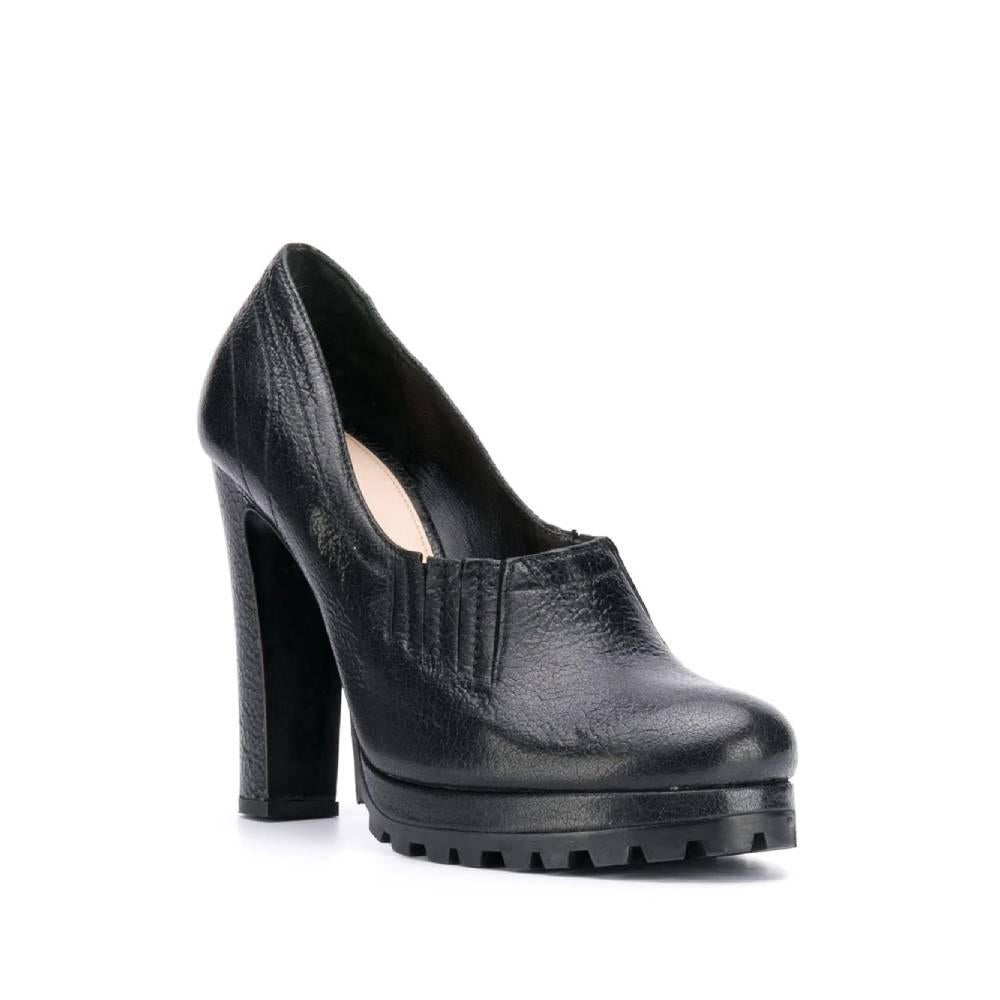 Prada black leather shoes, round toe and wide heel.

Years: 90s

Made in Italy

Size: 37 EU

Heels: 11 cm
Platform: 2 cm
Length insole: 23,5 cm
