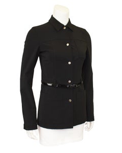 Camisa negra Prada de los 90 con cinturón de charol negro
